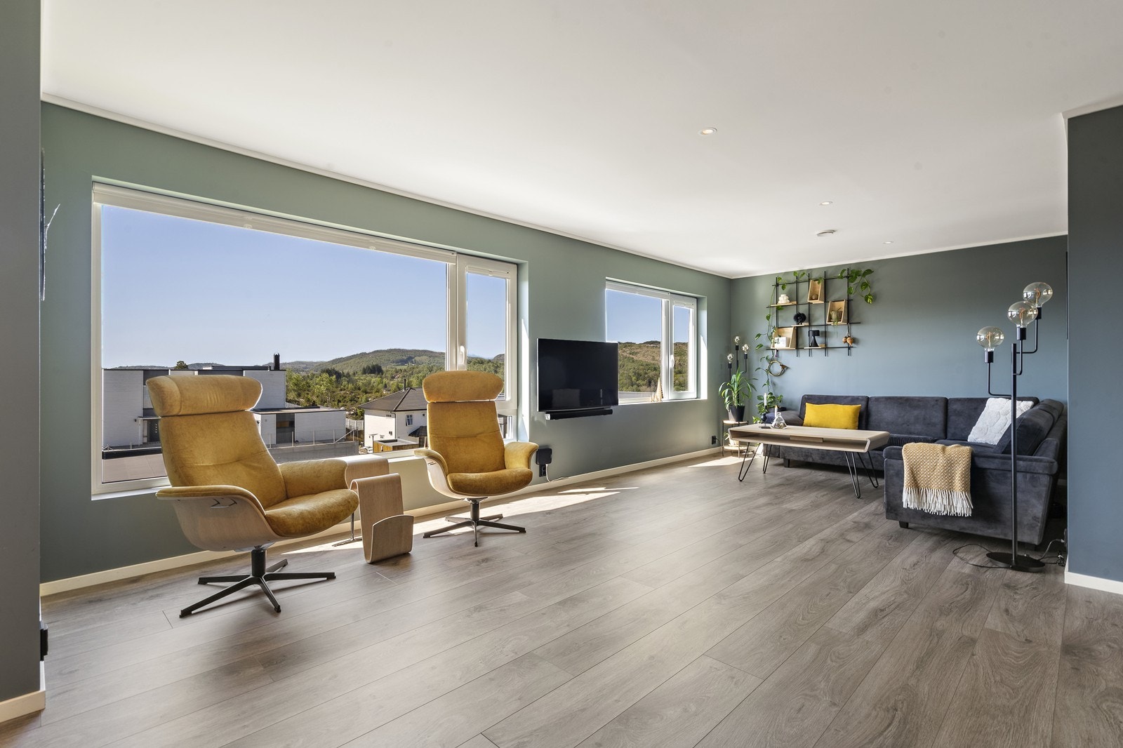 Lys og trivelig stue med store vinduer og flere innredningsmuligheter.
På opprinnelig plantegning er det tegnet inn et soverom også på dette planet. Galleribilde