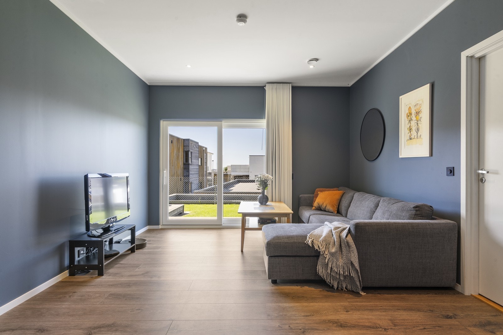 Lys og trivelig kjellerstue med med god takhøyde og skyvedør ut til herlig terrasse og videre til hagen. På opprinnelig plantegning er det tegnet inn et soverom også på dette planet. Galleribilde