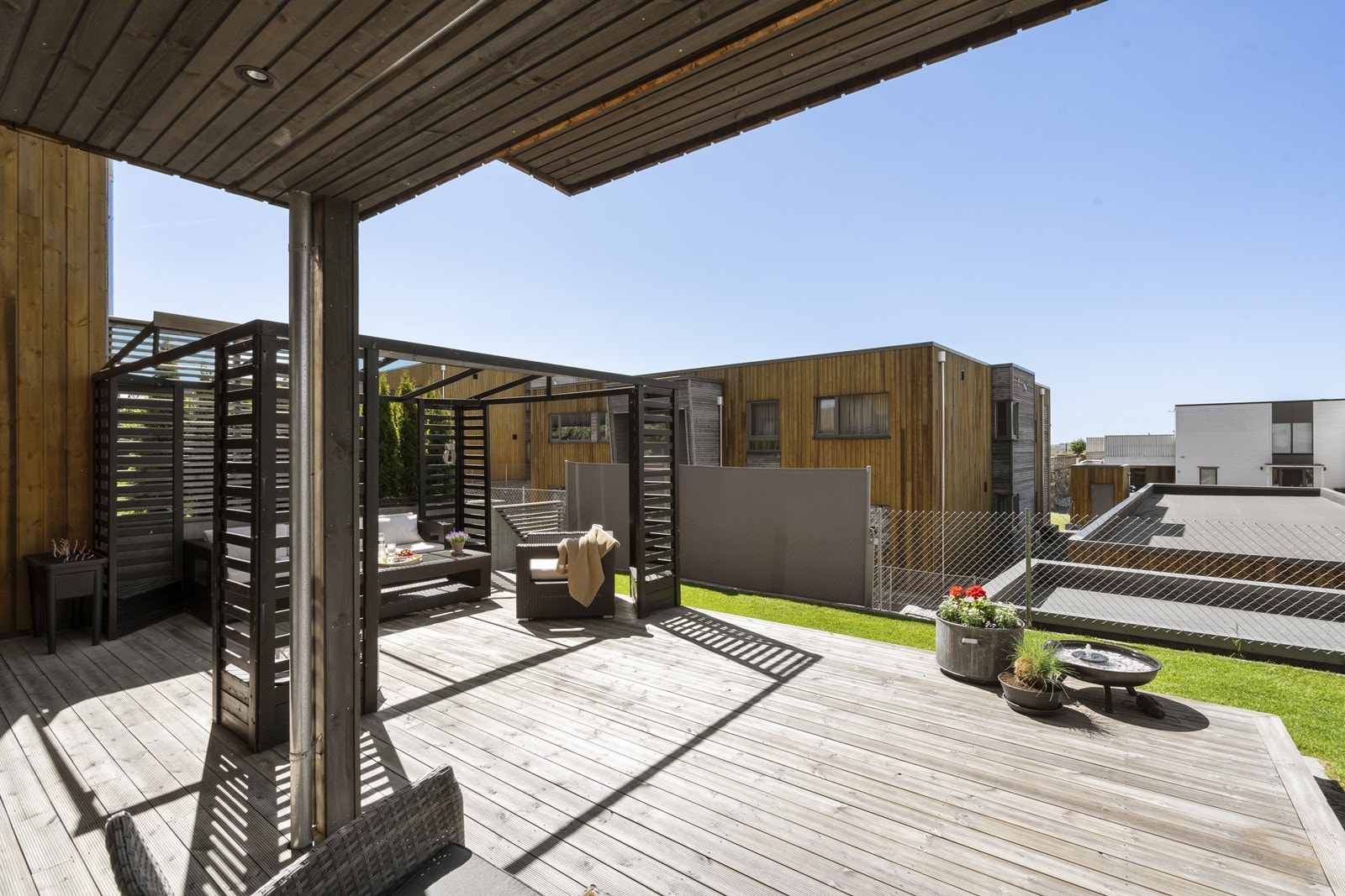 Herlig lun og solrik terrasse og hage. Lettstelte flott uteområder. Galleribilde