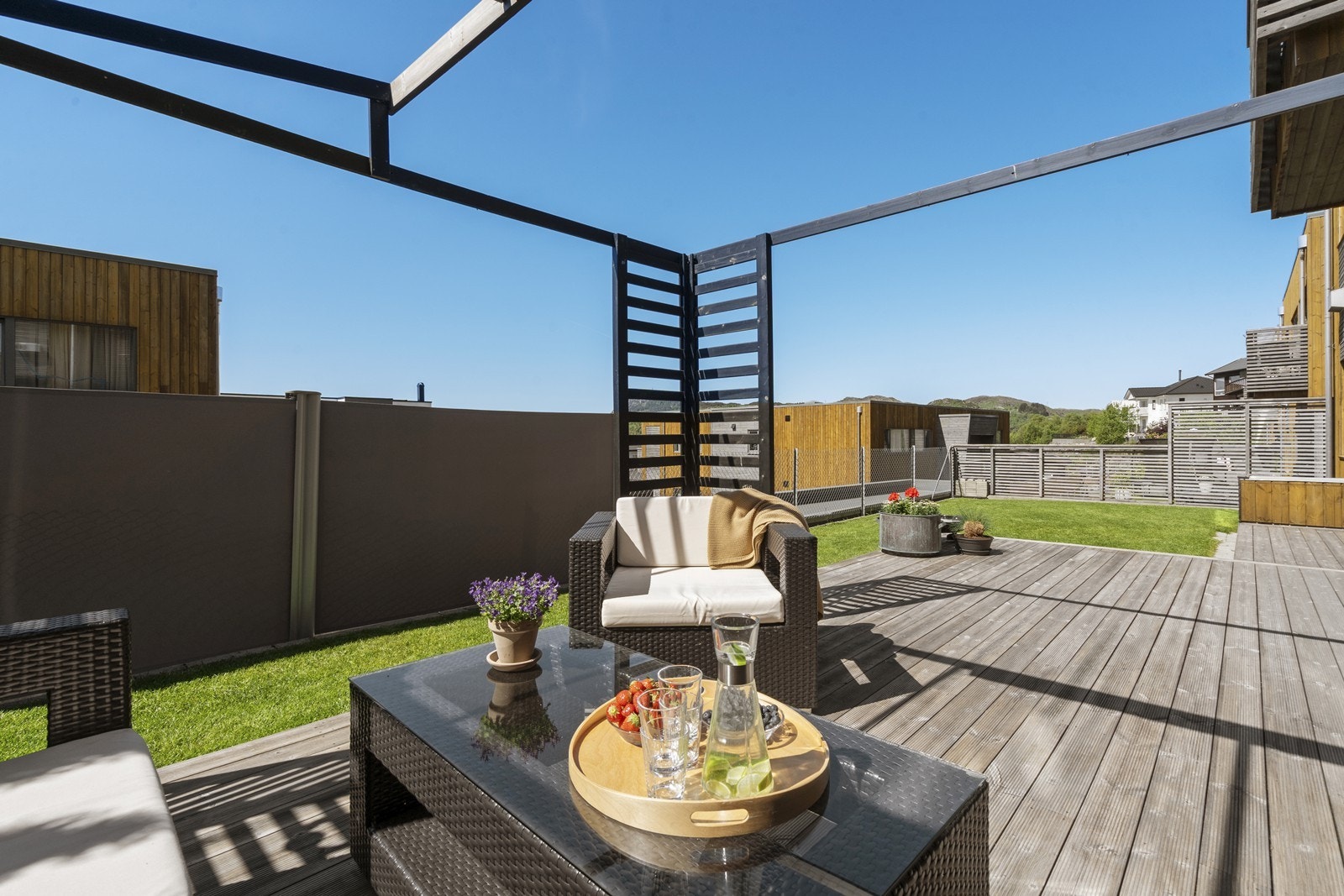 Herlig lun og solrik terrasse og hage. Galleribilde