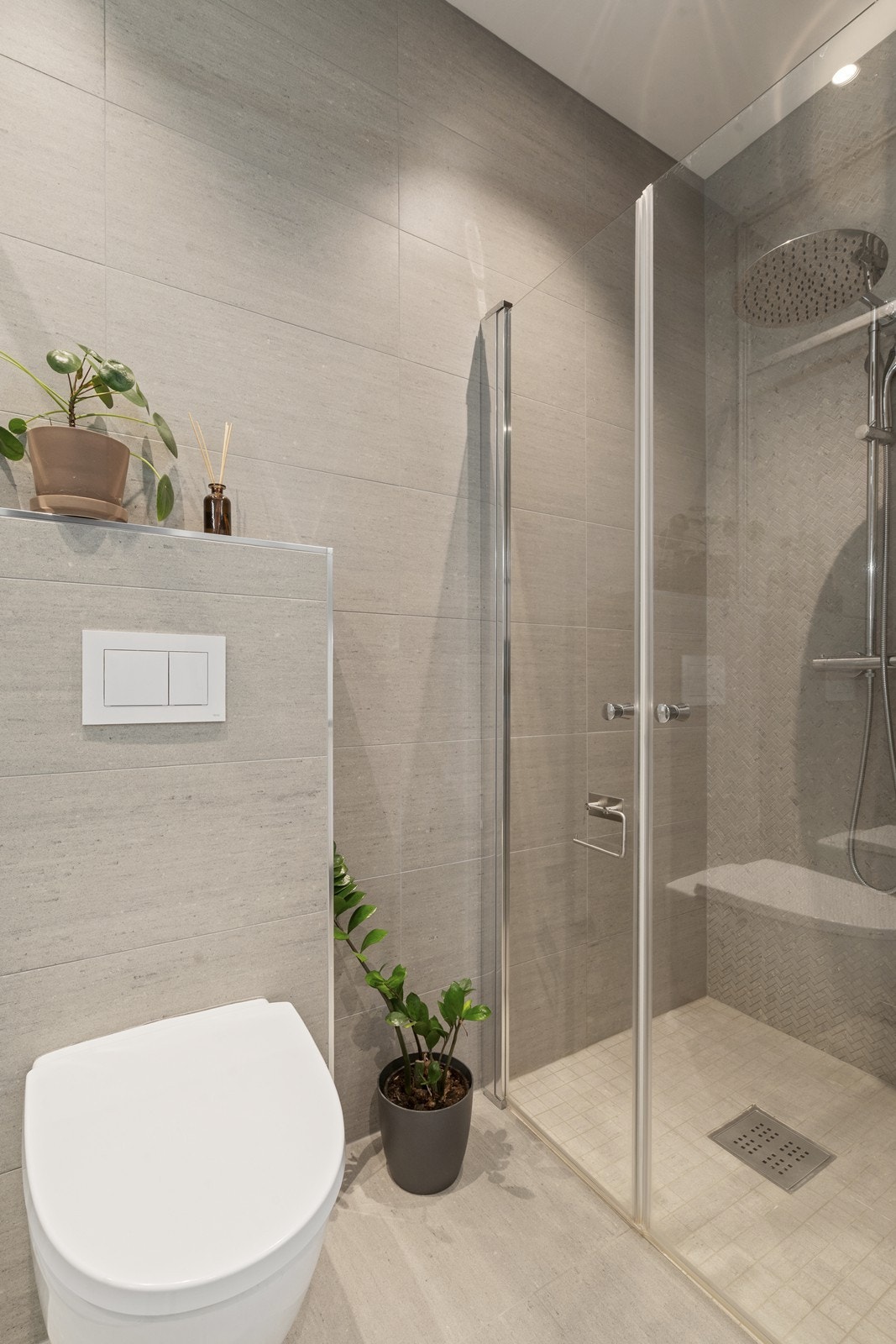 Badet har dusjhjørne, seksjon med heldekkende vask og vegghengt
toalett. Galleribilde