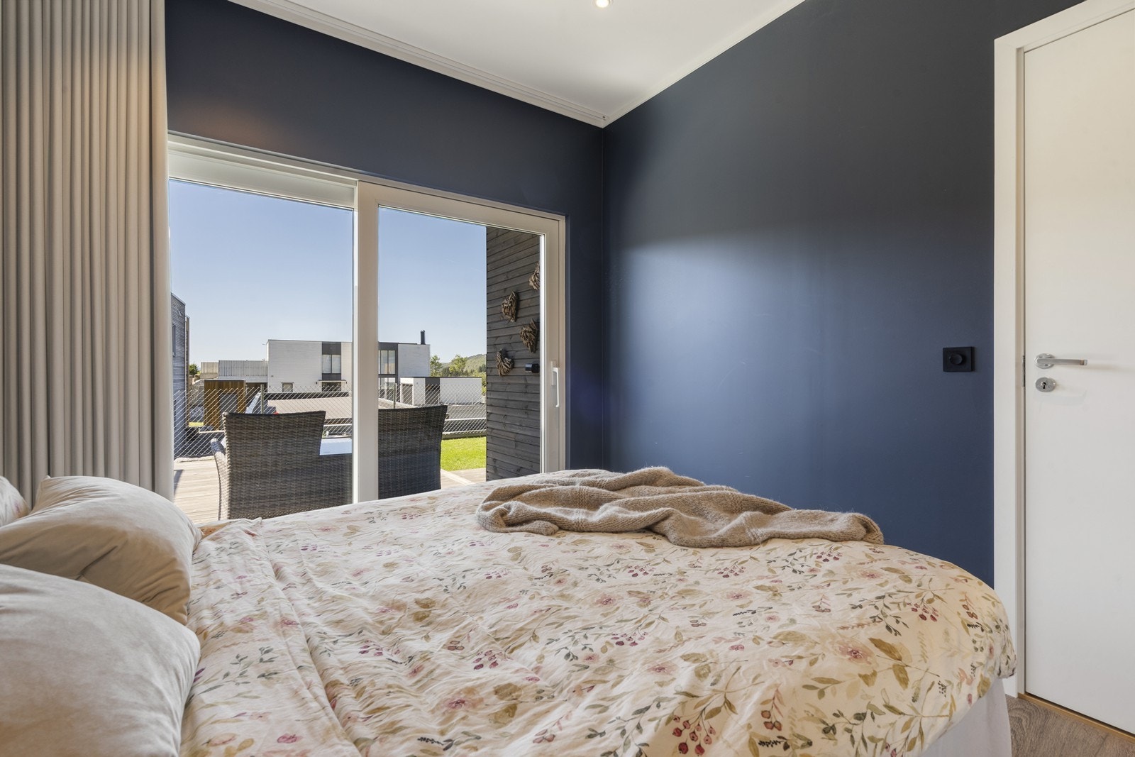 Delikat hovedsoverom med garderobe og utgang til terrassen og hagen via skyvedør. Galleribilde