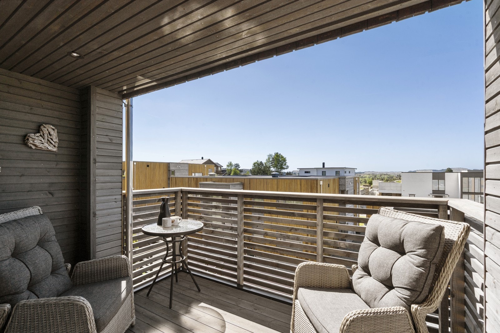 Lun, solrik og delvis overbygget balkong på hovedplan med adkomst fra kjøkken/stue. Galleribilde