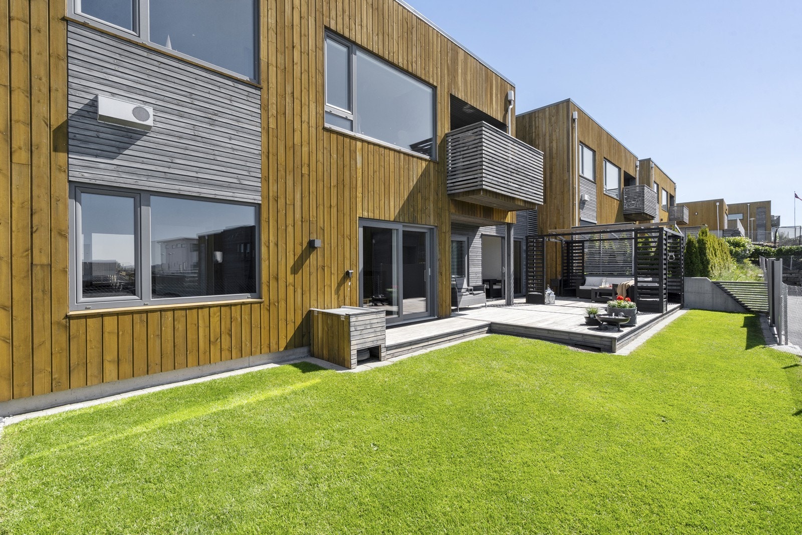 Fasade/hage. Galleribilde