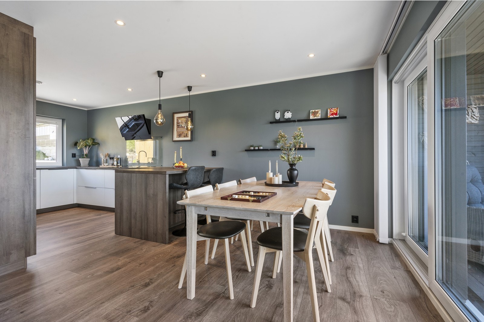 Herlig og sosial spiseplass og trivelig barløsning. Utgang til lun og solrik balkong. Galleribilde