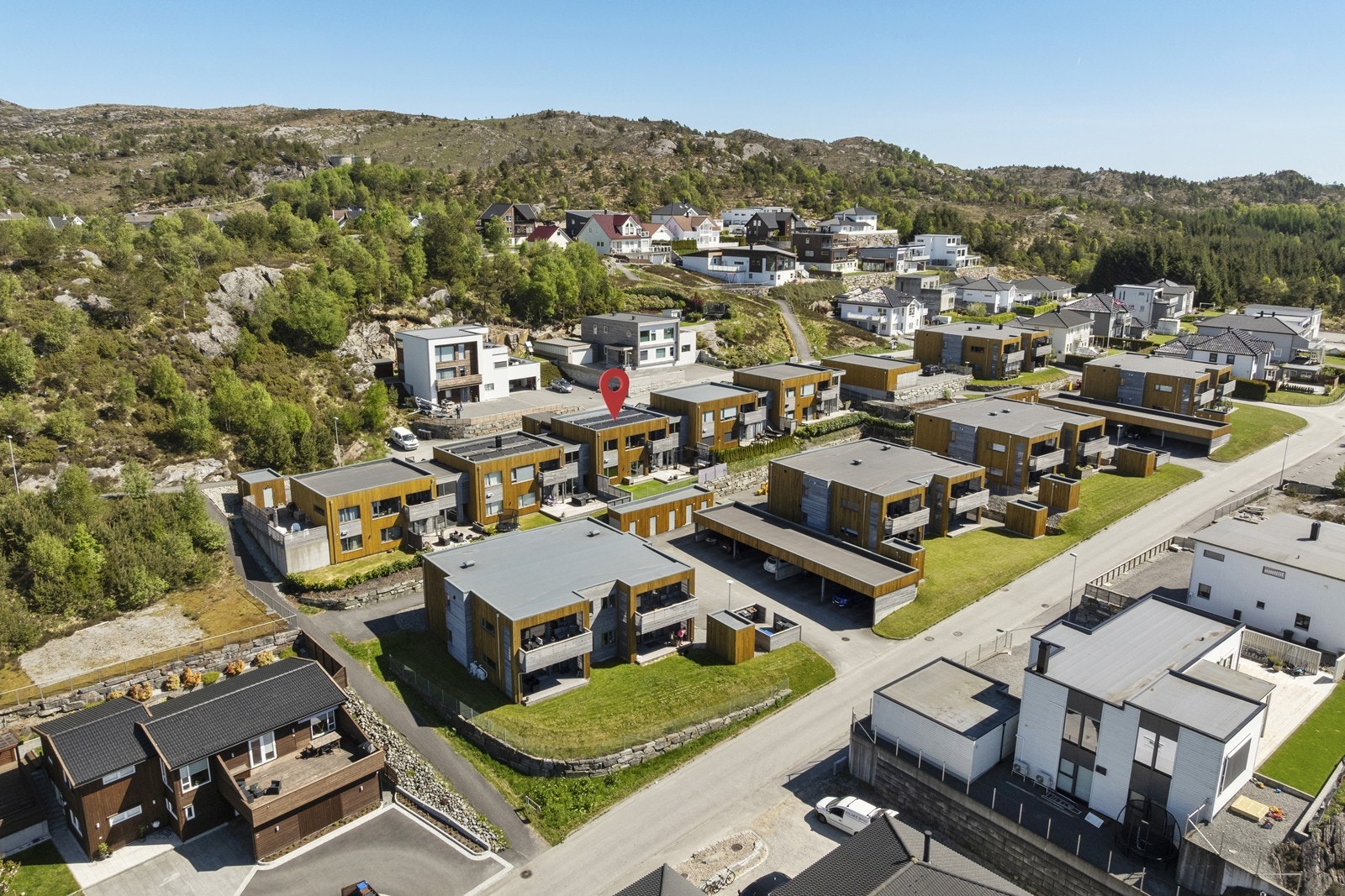 Det er og kort avstand til barnehage, skole og Aksdal sentrum med butikker og flere fritidstilbud. Galleribilde