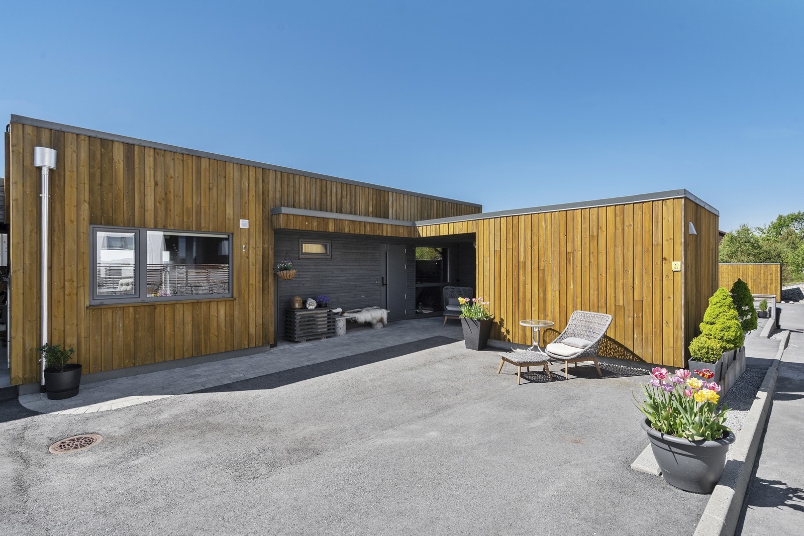 Flott opparbeidet og lettstelt tomt. Asfaltert gårdsplass med belegningsstein ved inngangspartiet Galleribilde