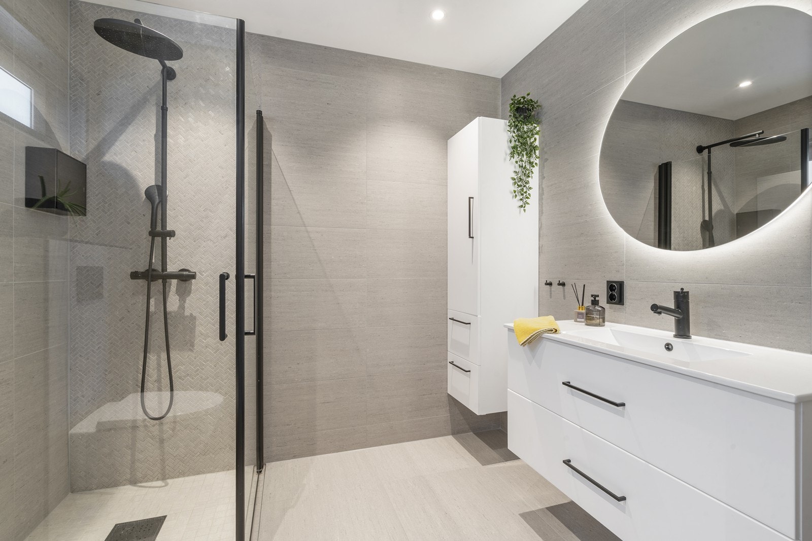 Lekker bad. Det er fliser på gulv og fliser på vegg.
Badet har dusjhjørne, seksjon med heldekkende vask og vegghengt
toalett. Galleribilde