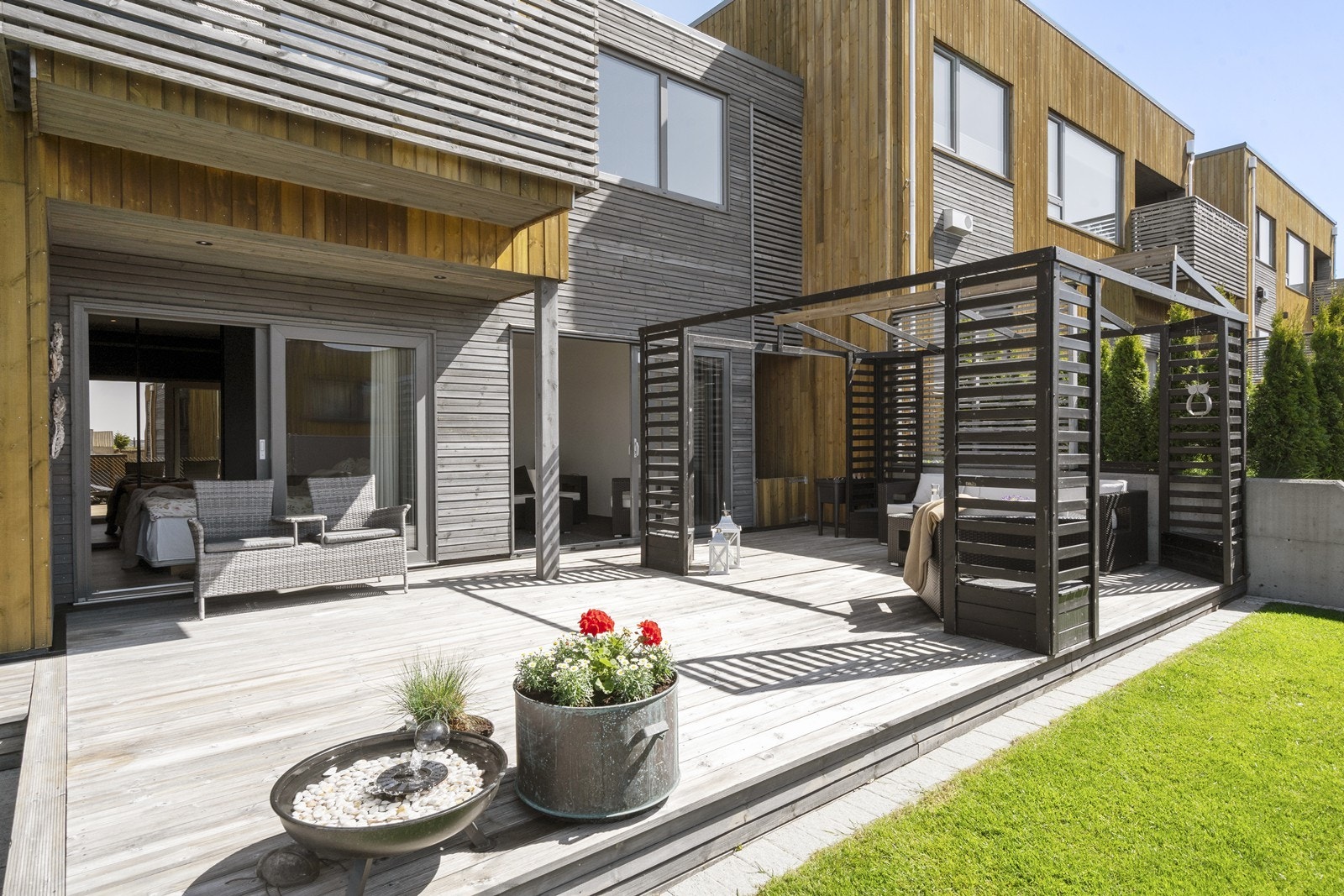 Herlig lun og solrik terrasse og hage. Lettstelte flott uteområder. Galleribilde