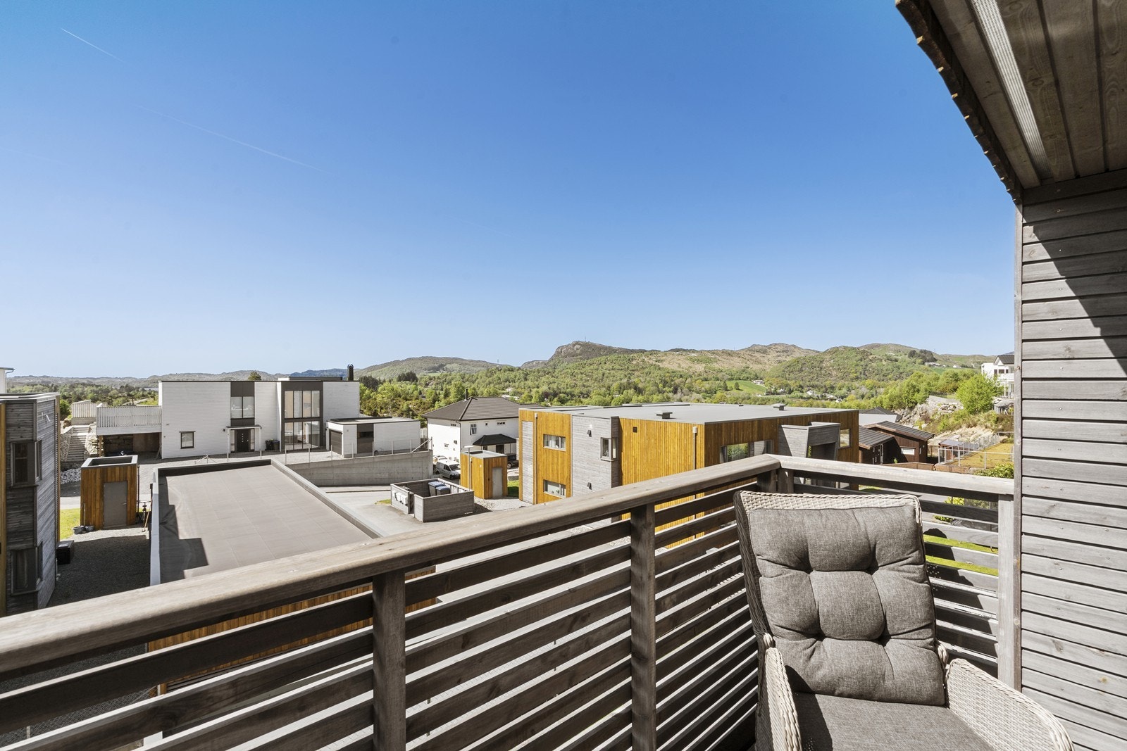 Usikt fra balkong ved kjøkken/spisestue. Galleribilde