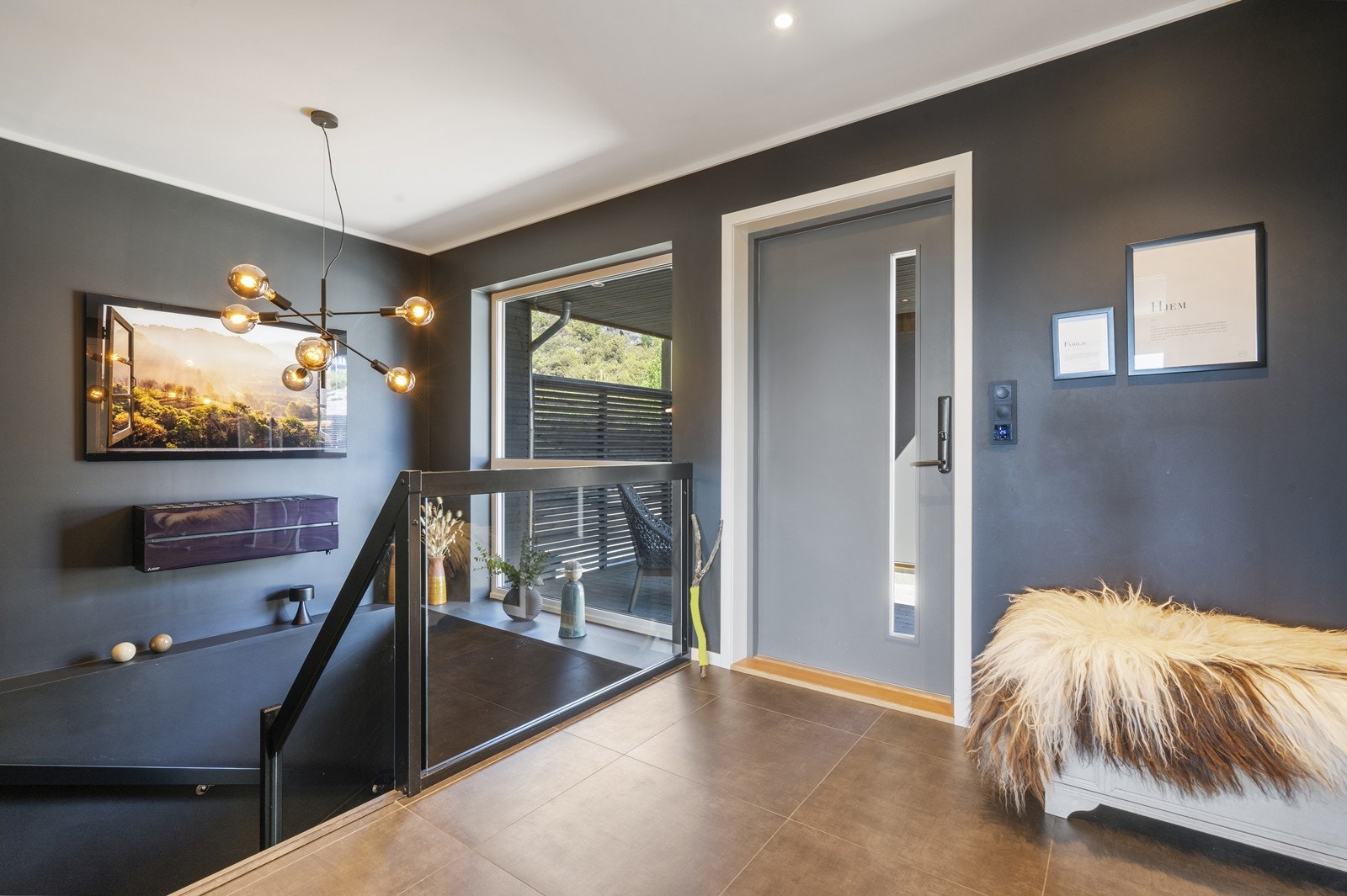 Trivelig gang/hall med god og praktisk garderobe/bod. Store fliser og varmekabler i gulv. Galleribilde