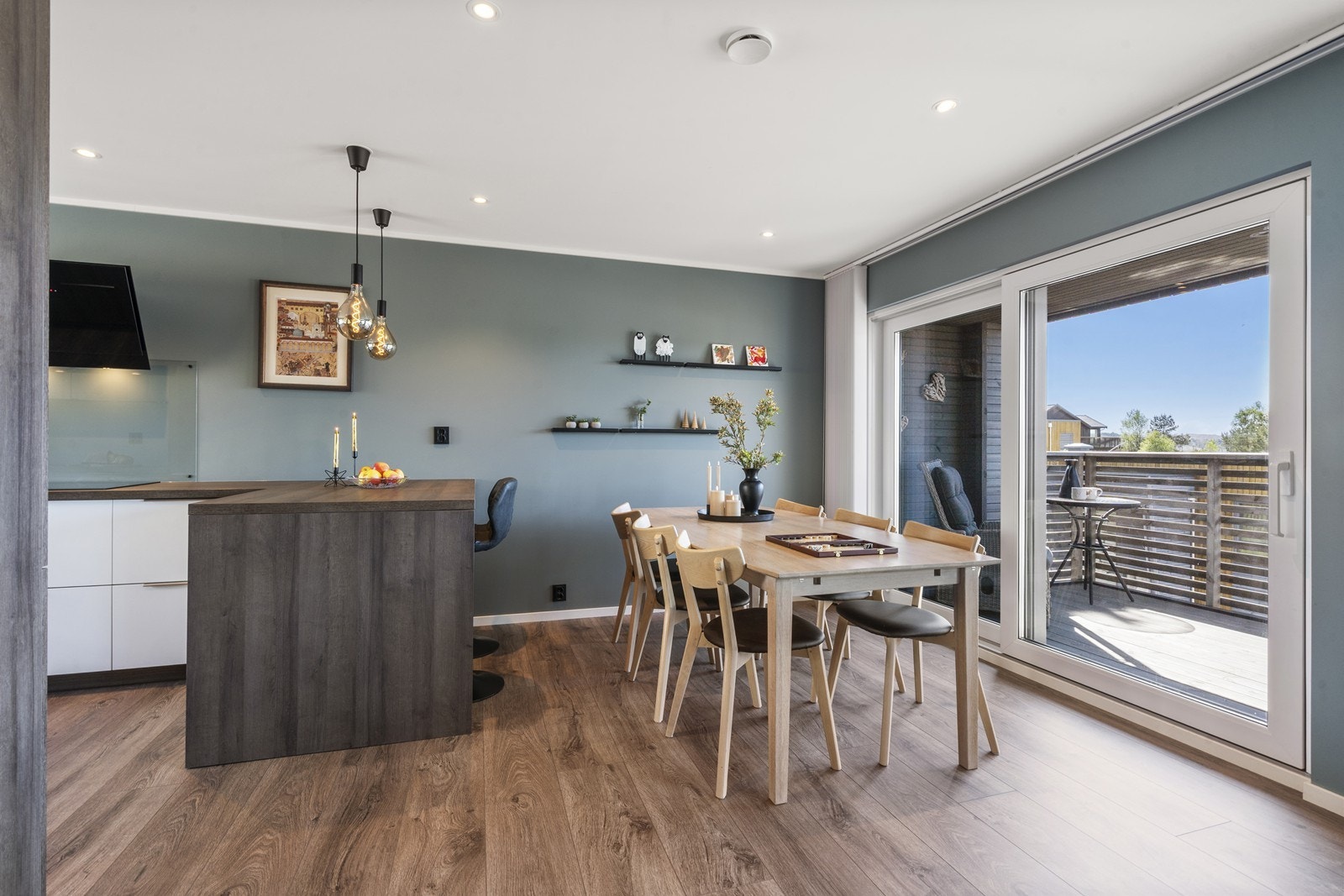 Spisestue og kjøkkenøy Galleribilde