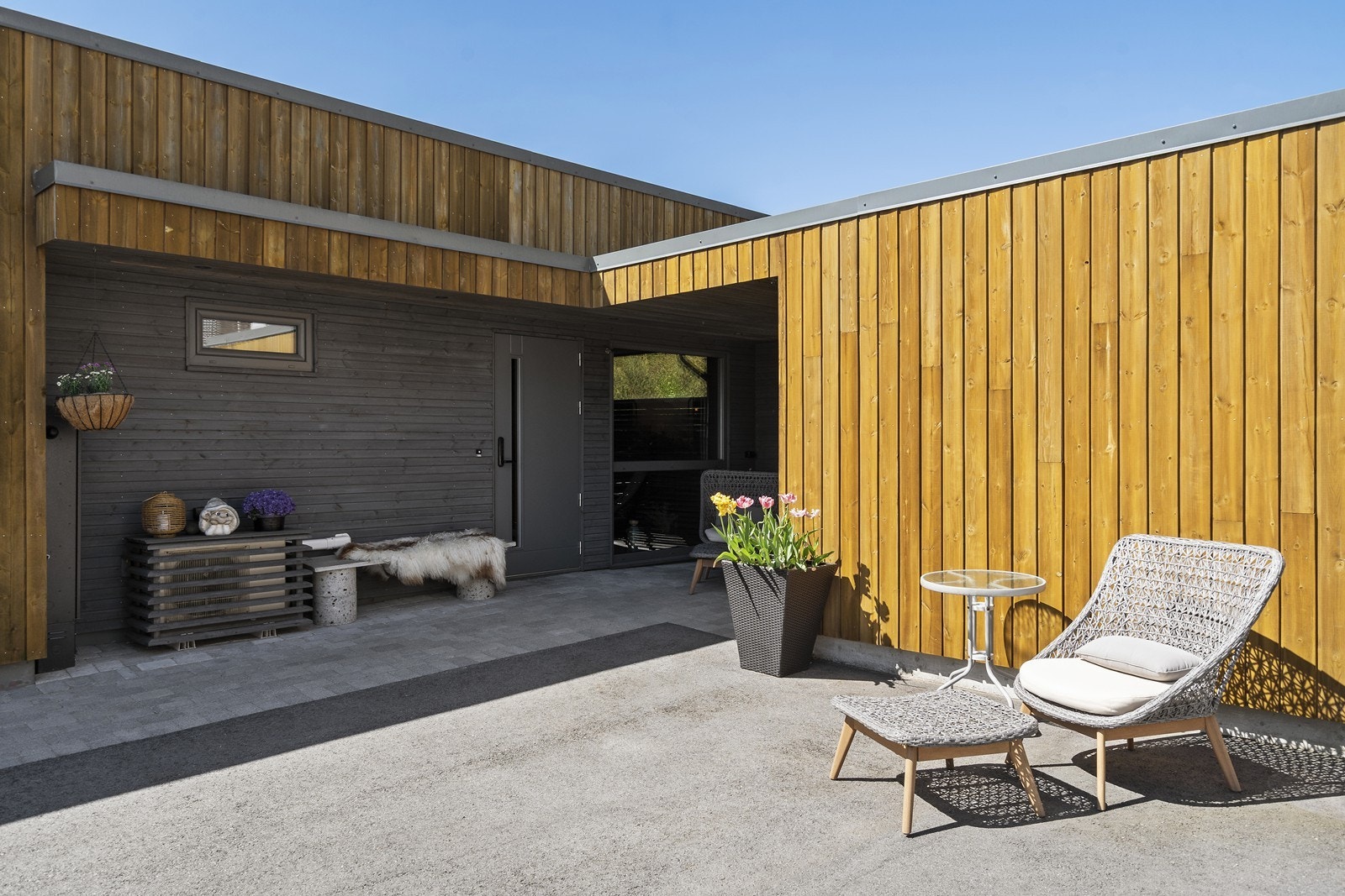 Overbygget inngangsparti med praktisk isolert bod like ved. Galleribilde