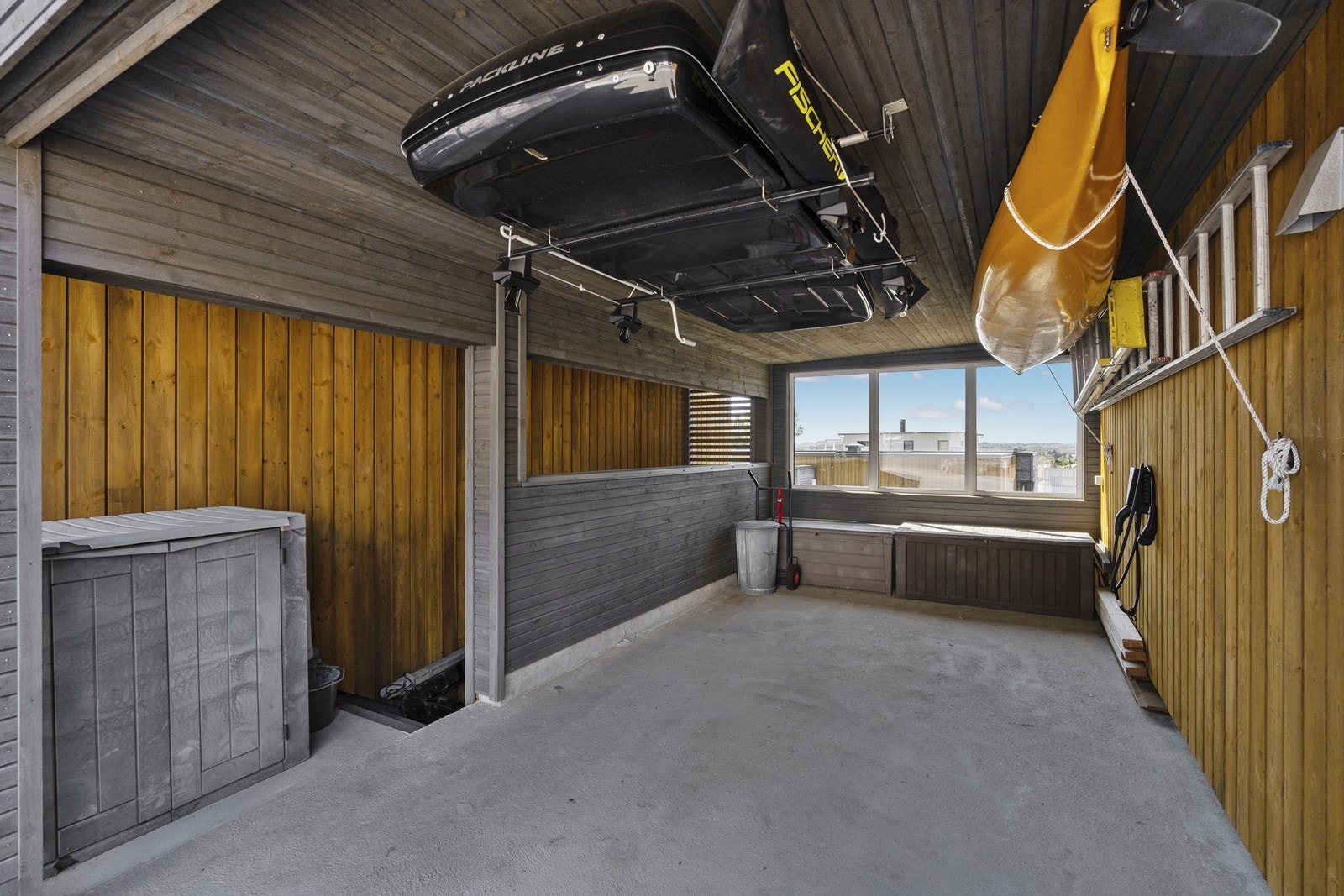 Praktisk carport med nedgang/trapp til hagen. El-bil lader. Galleribilde