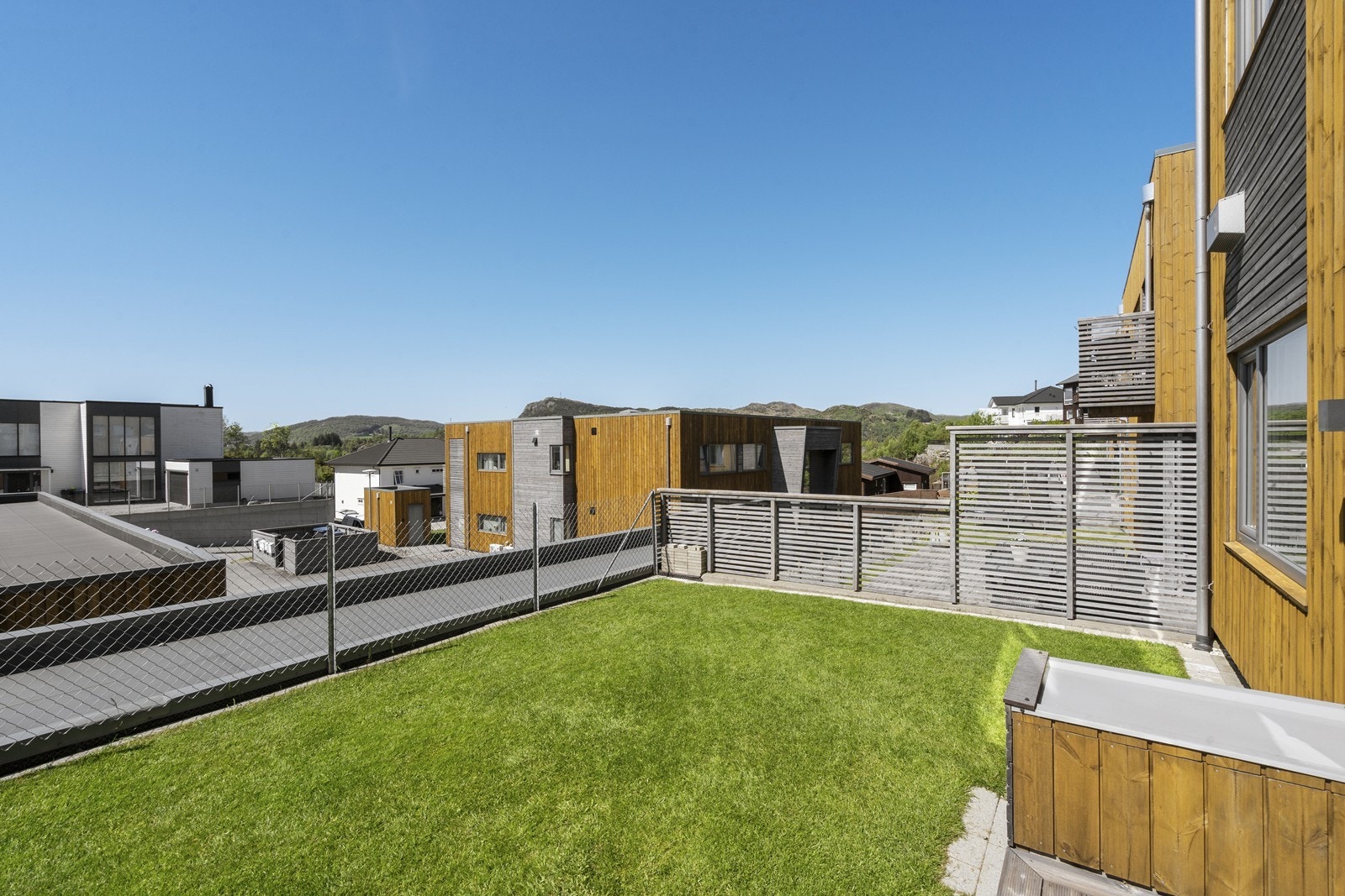 Fasade/hage. Galleribilde