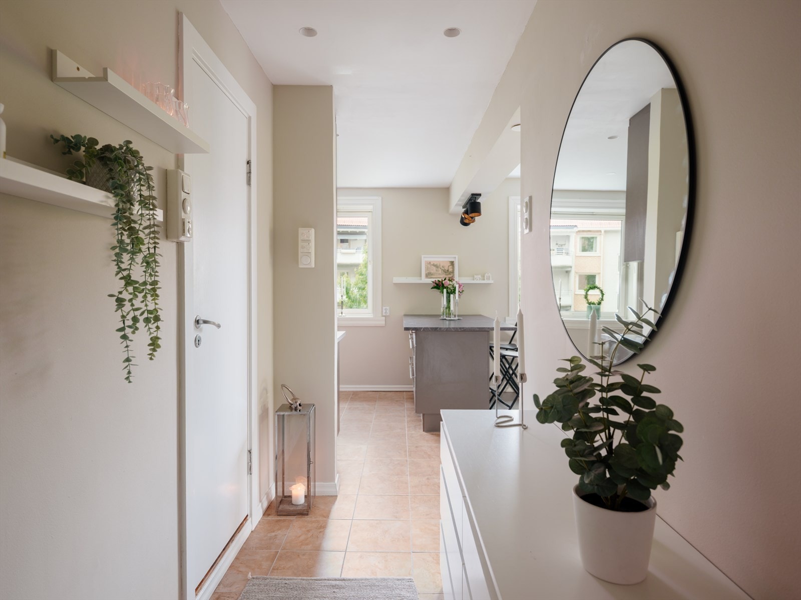 Fra felles oppgang kommer du inn i flislagt entré med gode muligheter til oppbevaring av yttertøy og sko i tilhørende skyvedørsgarderobe. Galleribilde