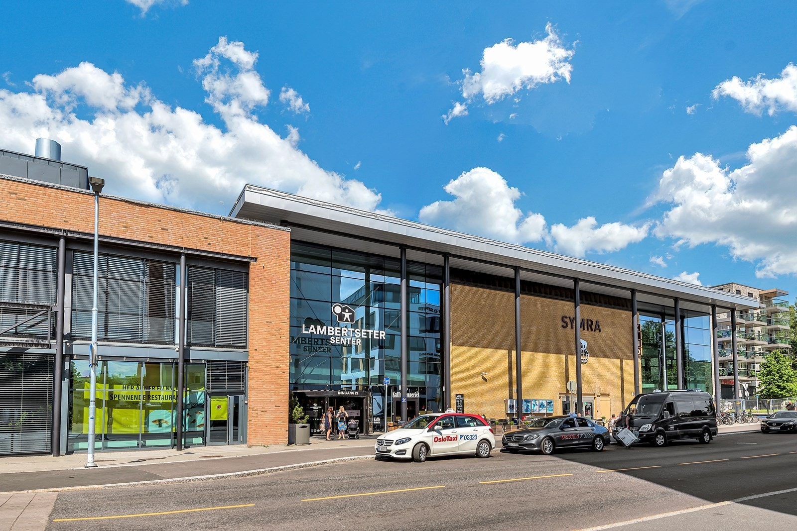 Lambertseter senter med et godt utvalg i forretninger, fasiliteter og servicetilbud. Galleribilde