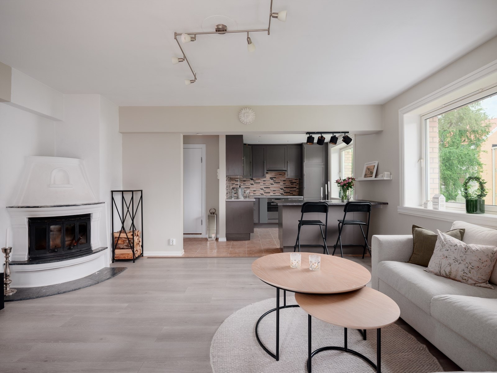 Det er god plass til sofagruppe med tilhørende møblement og peis for ekstra varme. Galleribilde