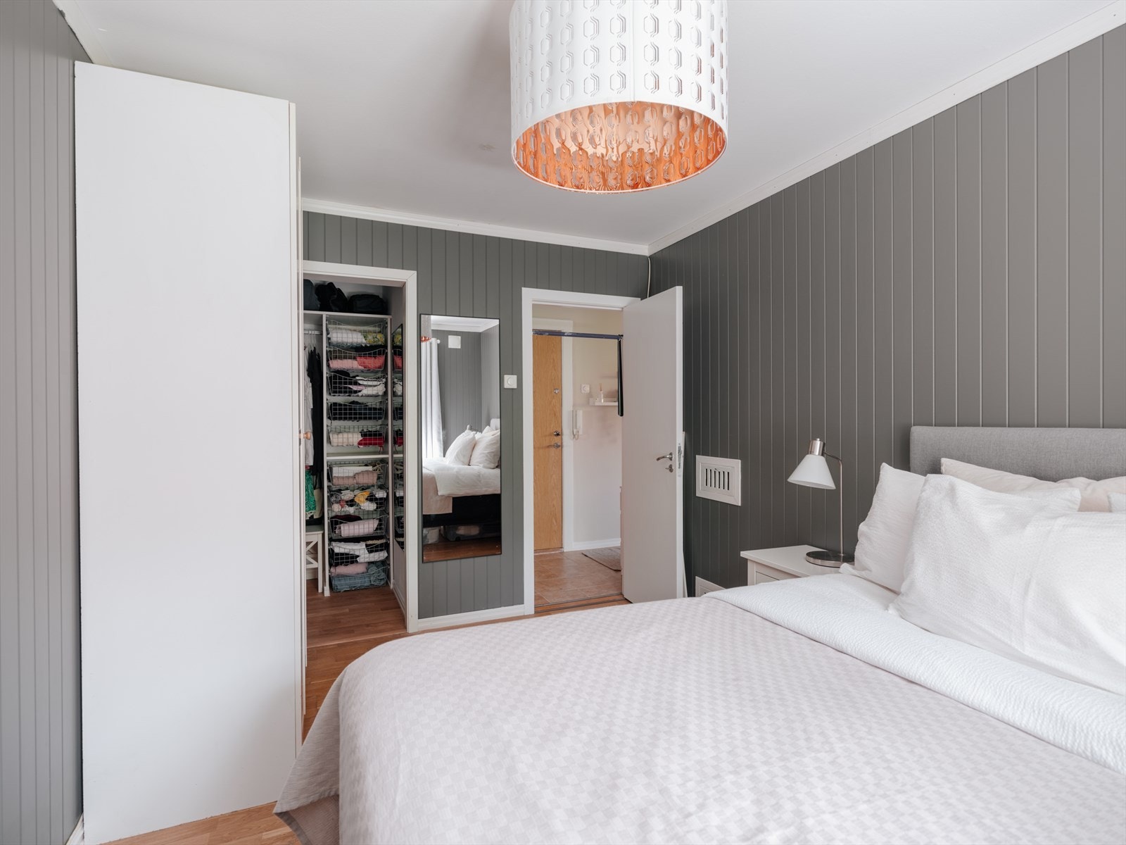 Det er godt med oppbevaring i et lite walk-in closet og garderobeløsning. Galleribilde