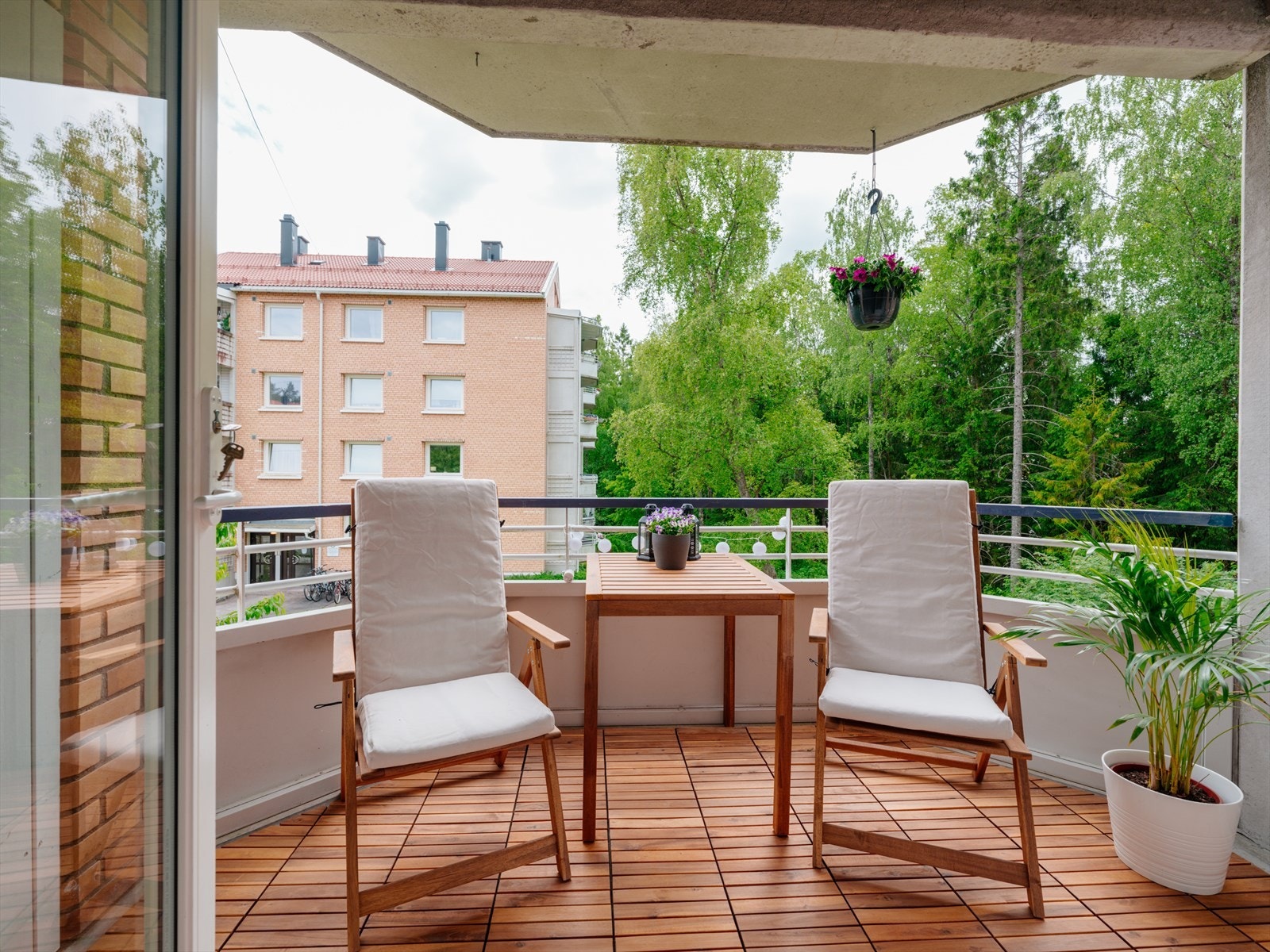 Balkongen er på 7kvm og har plass til sittegruppe og pent dekke på gulv Galleribilde