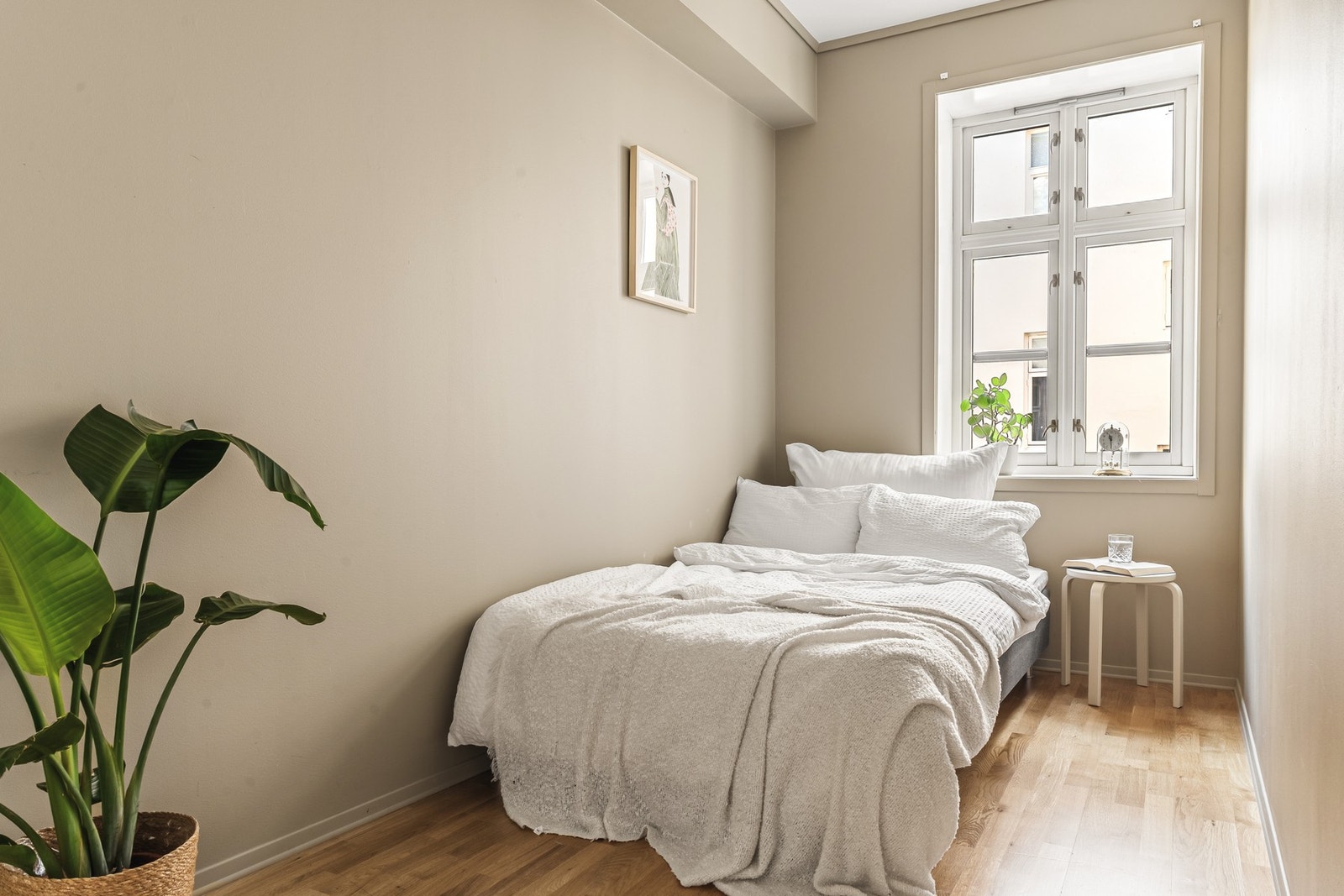 Begge rommene har plass til seng, garderobe og skrivepult. Galleribilde