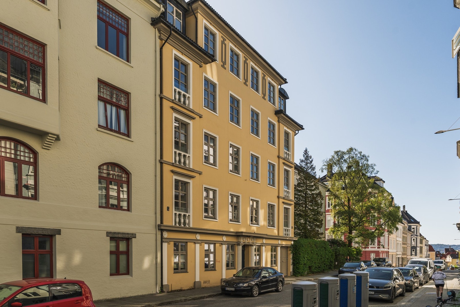 Her bor du midt i sentrum, men samtidig tilbaketrukket i en rolig gate som skjermer deg for byens støy og mas. Galleribilde