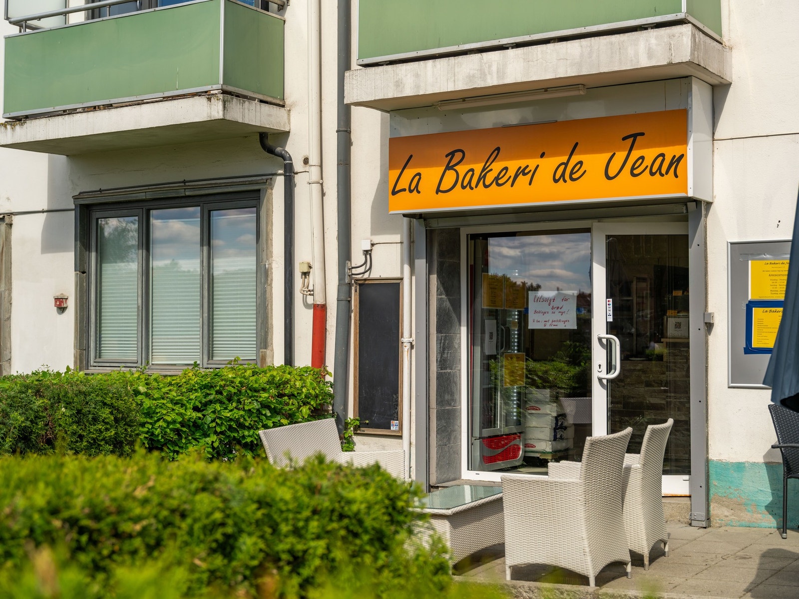 Rett utenfor ligger denne nye, franske bakeren. Galleribilde