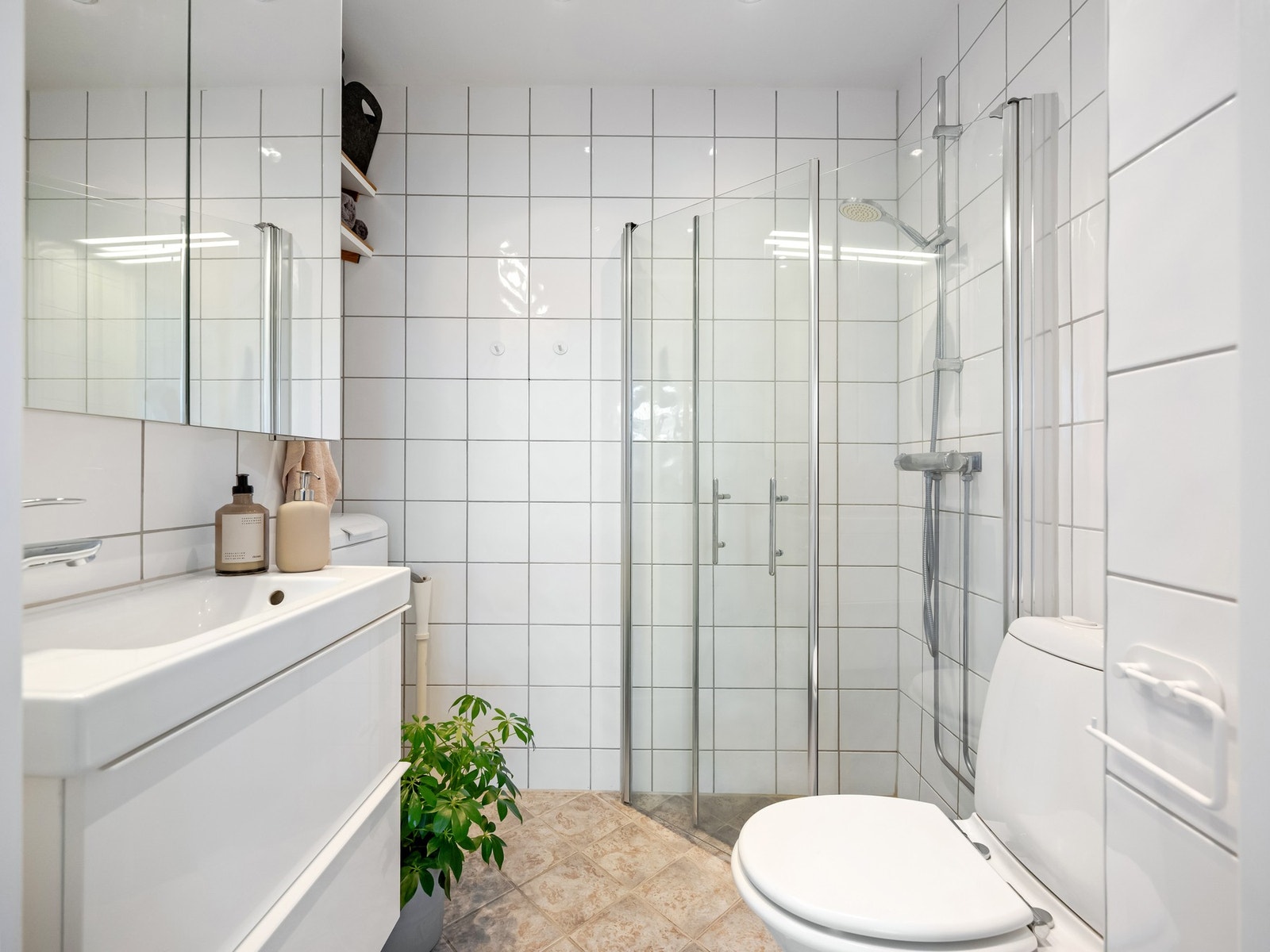 Badet er pusset opp i regi av borettslaget. Riktignok for noen år siden, men dette er helt fint og funker veldig bra. Galleribilde