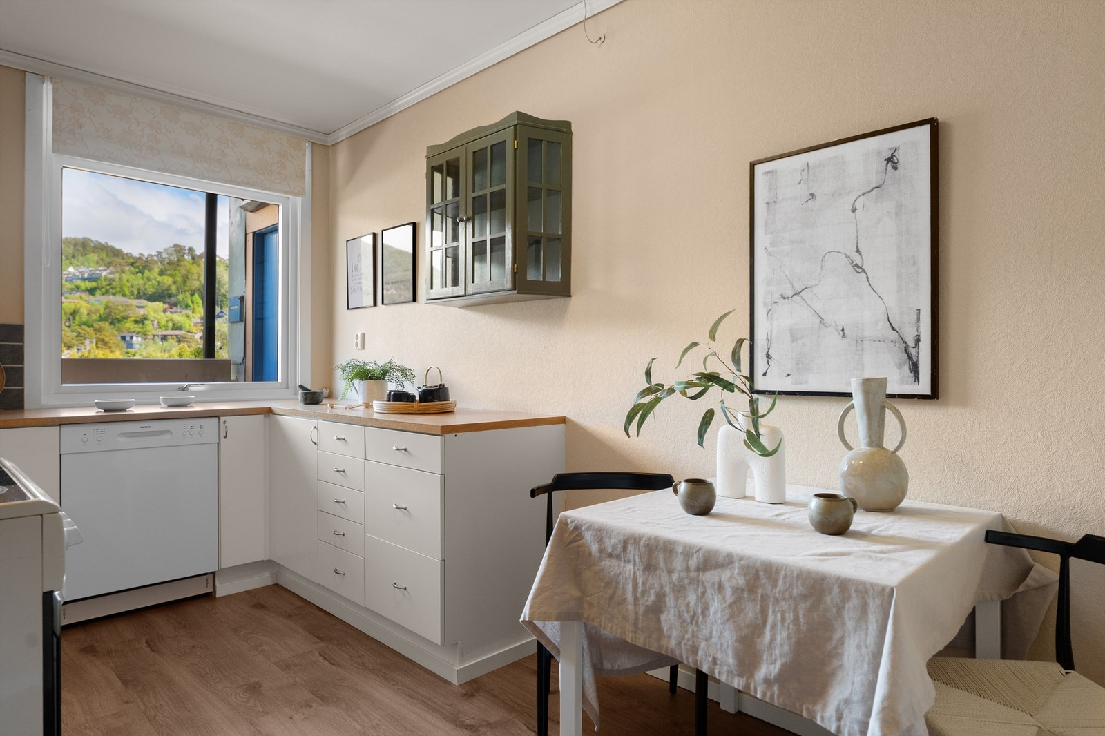 - Det er også plass til en mindre spisegruppe på kjøkkenet - Galleribilde