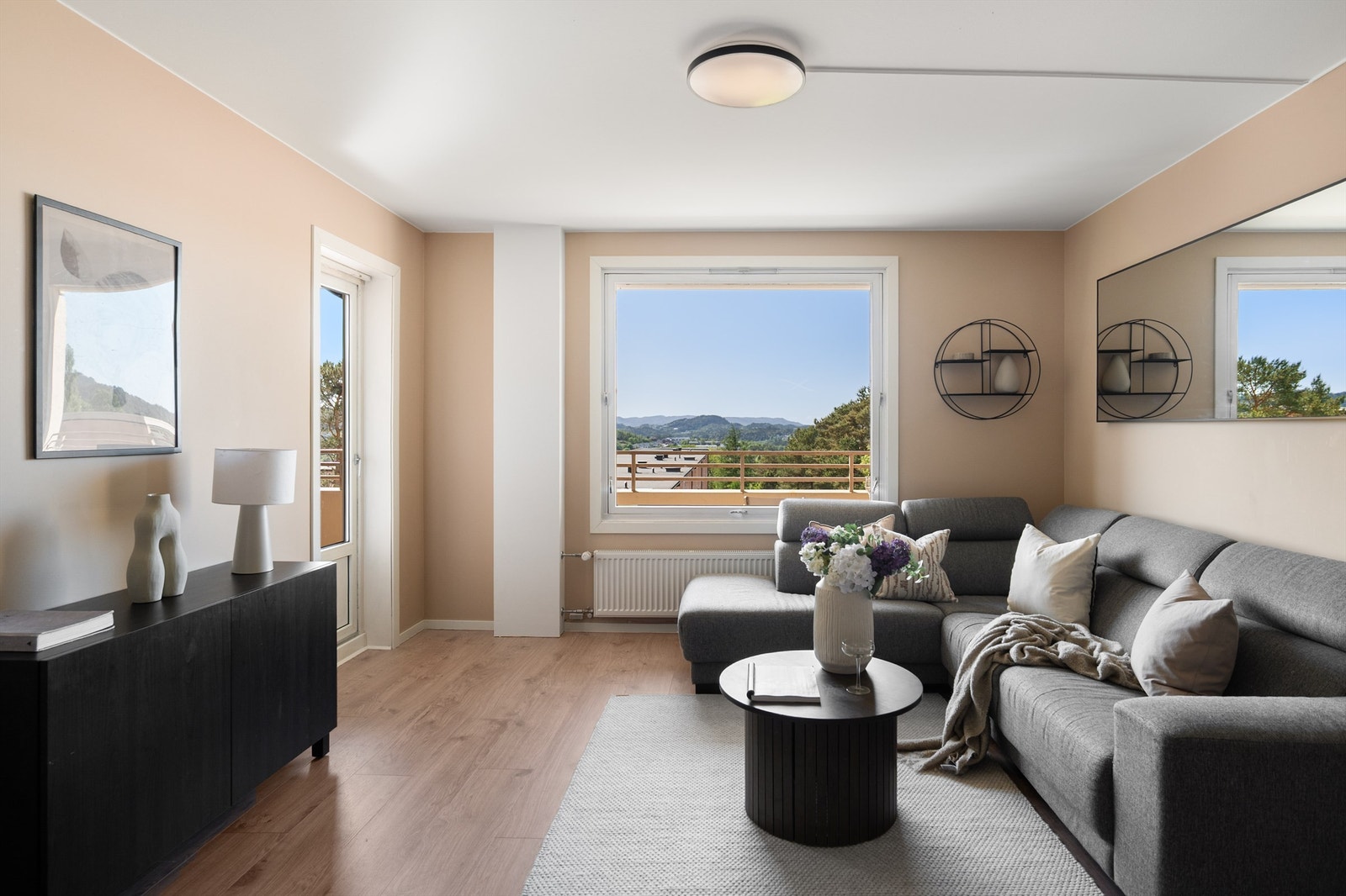 - En nydelig leilighet med rå utsikt og gode solforhold - Galleribilde