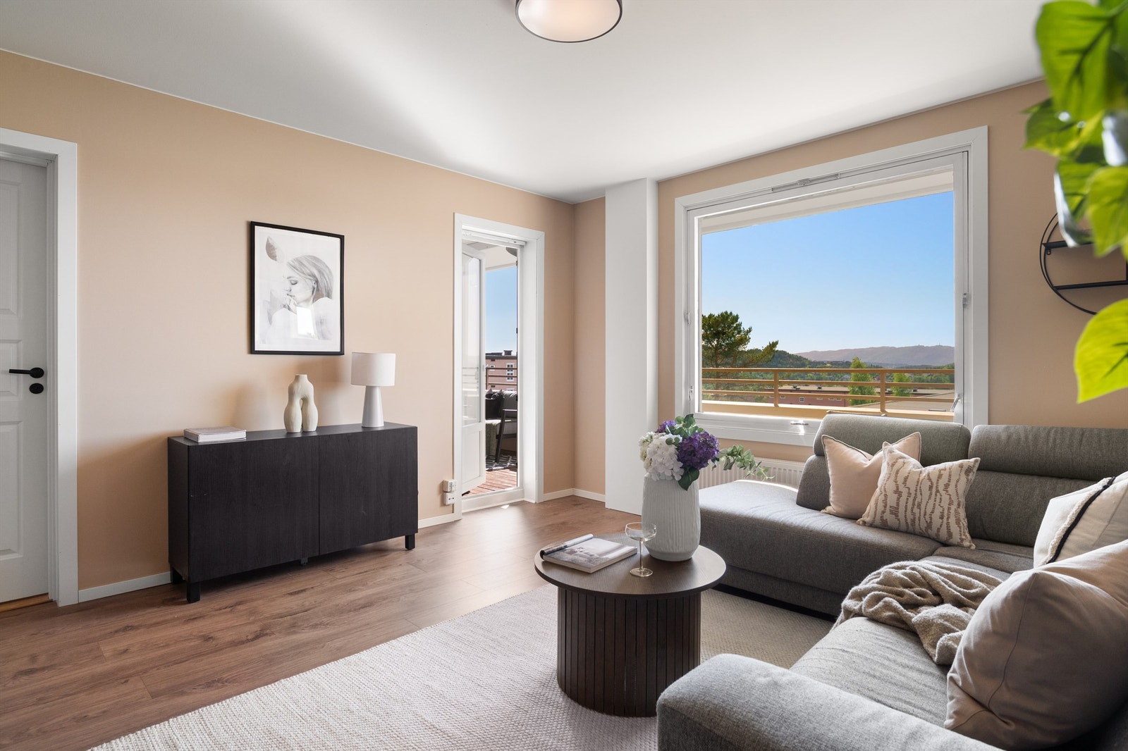 - Gjennomgående moderniserte overflater med blant annet sparklet og malte vegger og tak, samt nye gulv og lister - Galleribilde