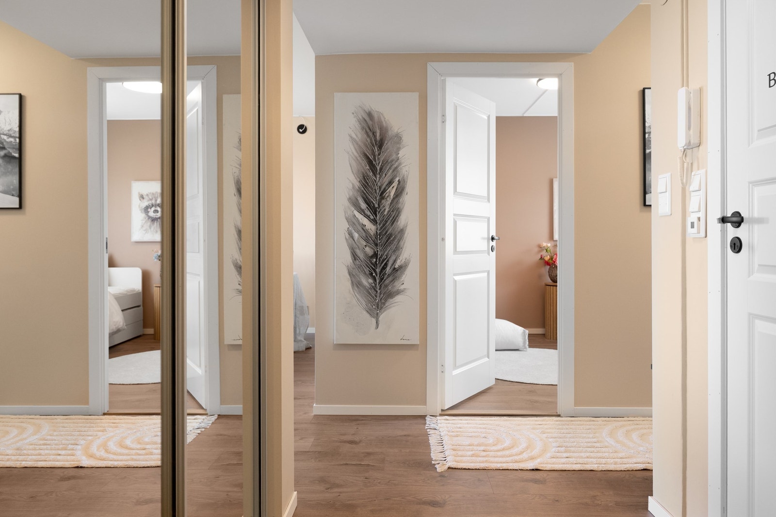 - I gangen er det en stor skyvedørsgarderobe som gir litt ekstra oppbevaringsplass - Galleribilde