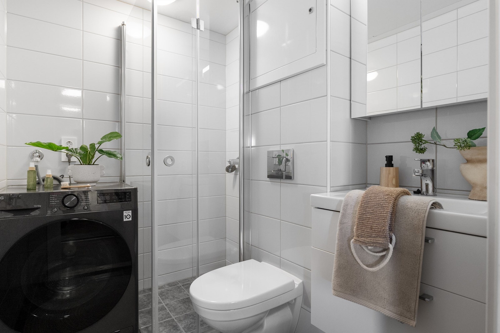 - Badet ble pusset opp i regi av borettslaget og det ble i den forbindelse oppgradert til rør-i-rør i hel leiligheten - Galleribilde