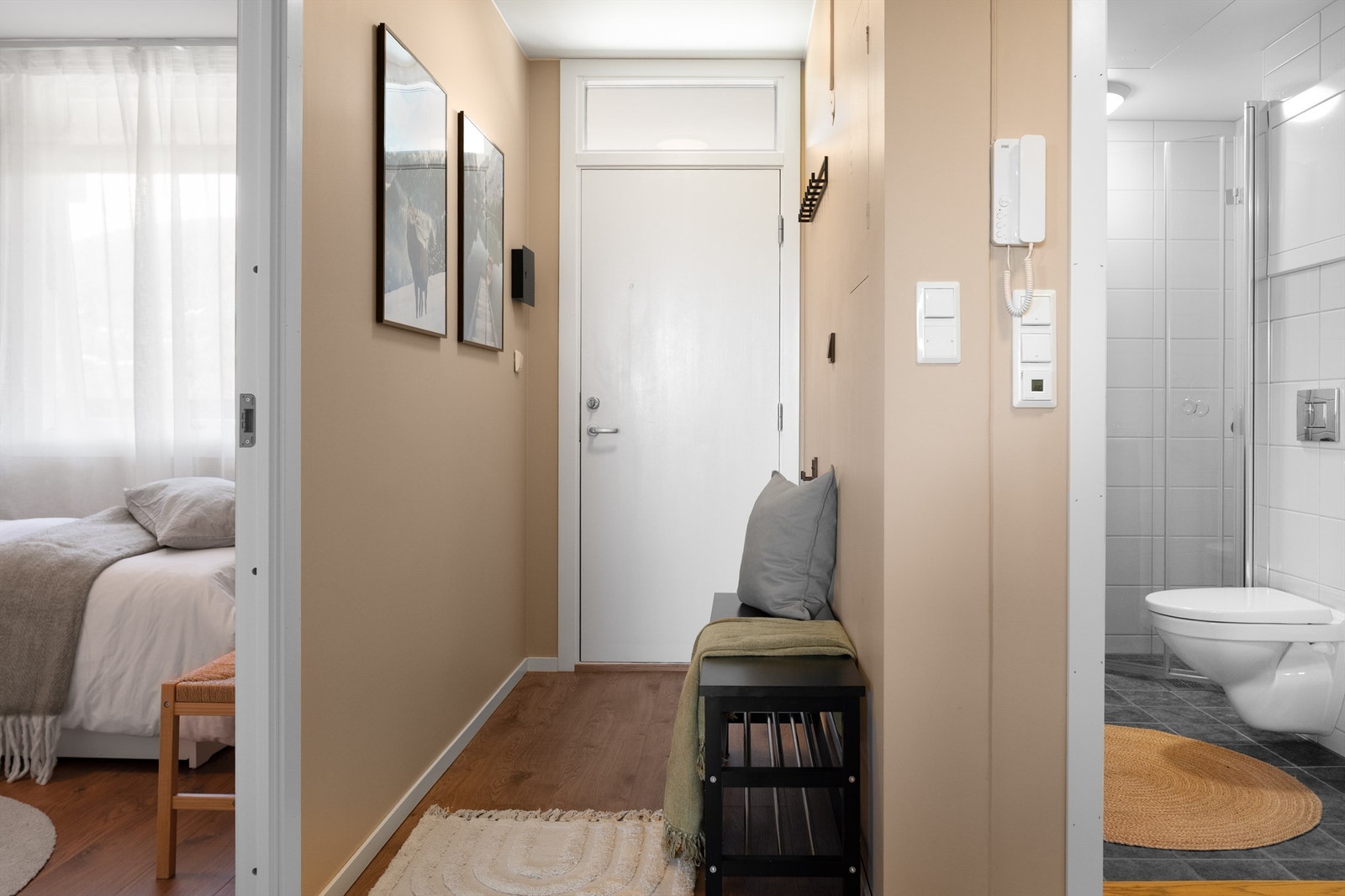 - Det første som møter deg over dørstokken er en nyrenovert gang med god plass til å henge fra seg yttertøy - Galleribilde