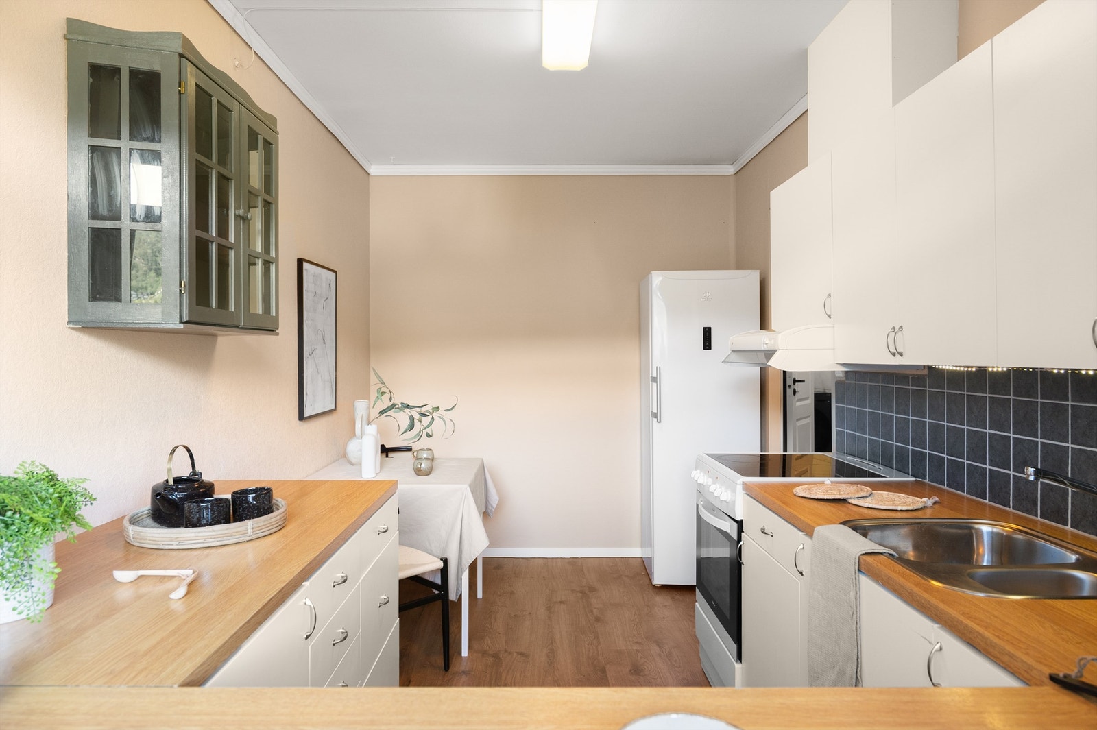 - God benkeplass til tilberedning av dagens måltider - Galleribilde