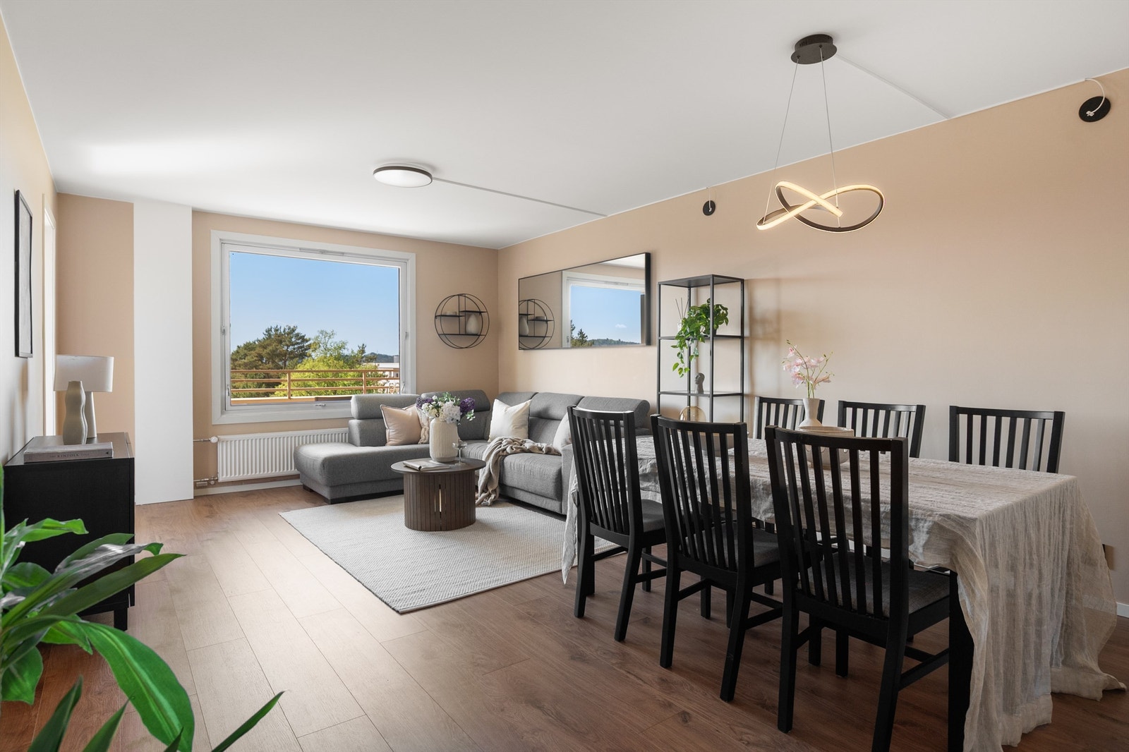 - Stuen er meget romslig med god plass til å innrede sofakrok og spisegruppe - Galleribilde