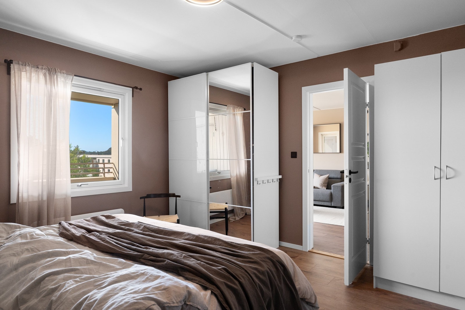 - Innredet med to store garderobeskap - Galleribilde