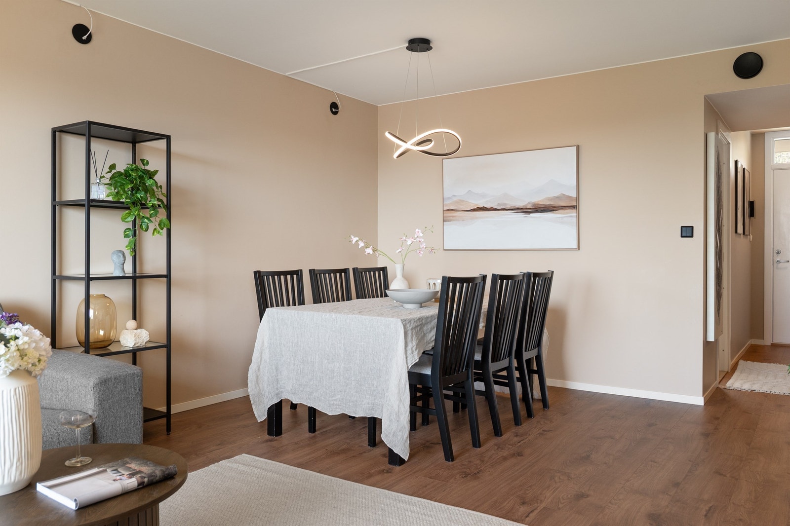 - Det er rom for et stort spisebord hvor middagen kan nytes - Galleribilde