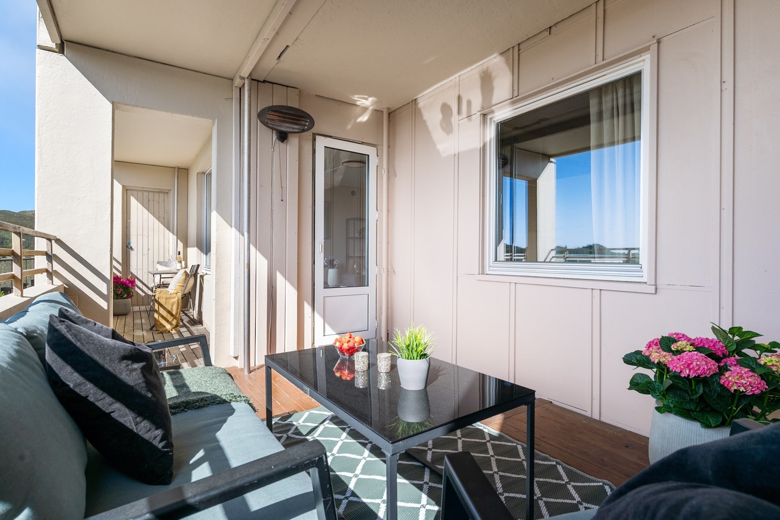 - Romslig med god plass til å møbler opp til flere soner - Galleribilde