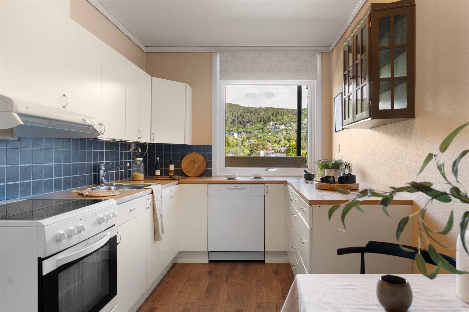 - Kjøkkeninnredning med hvite slette fronter - Galleribilde