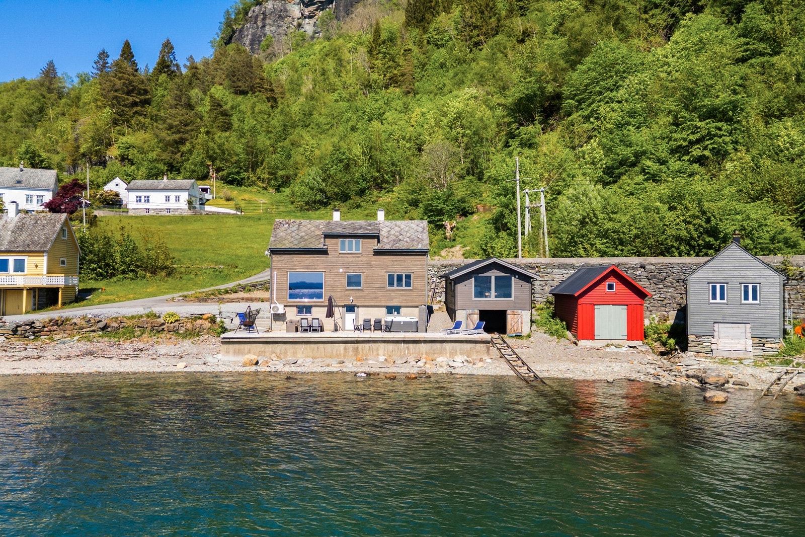 Flott badeplass på neset rett ved boligen Galleribilde