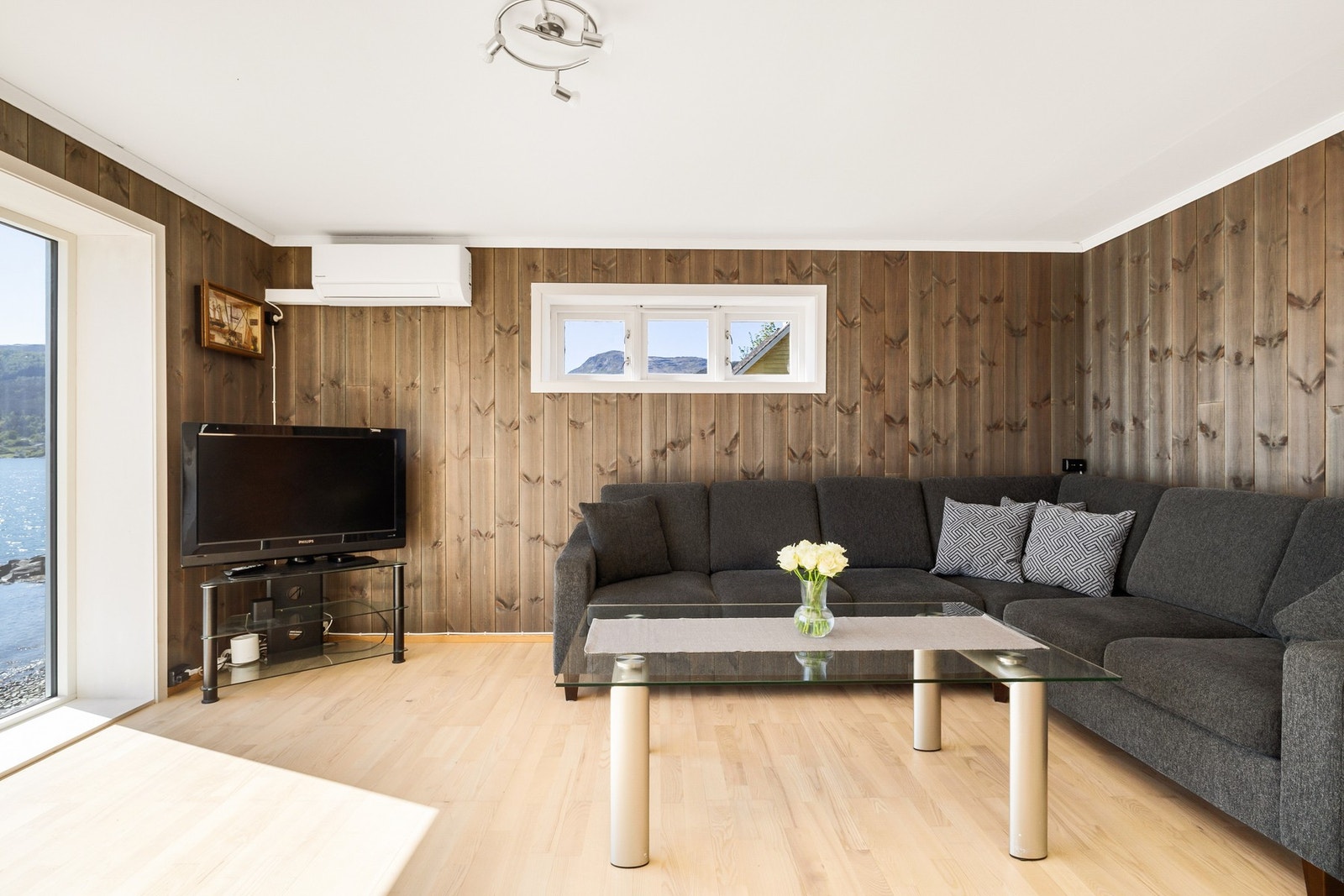 I stuen er det lekker Møre Royal panel på vegger Galleribilde