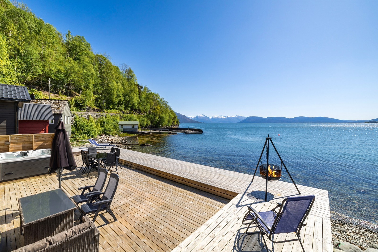 Stor, ny og godkjent terrasse i front med god plass Galleribilde