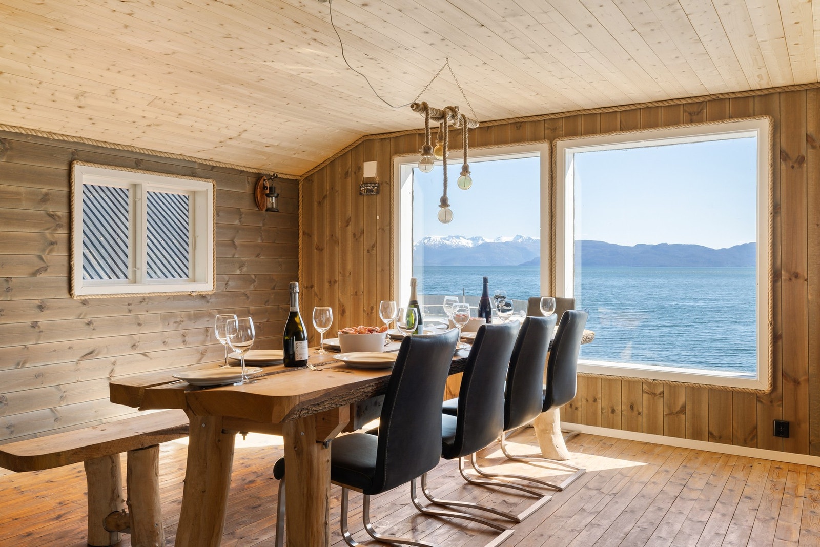 Store vindusflater som gir en god romfølelse Galleribilde