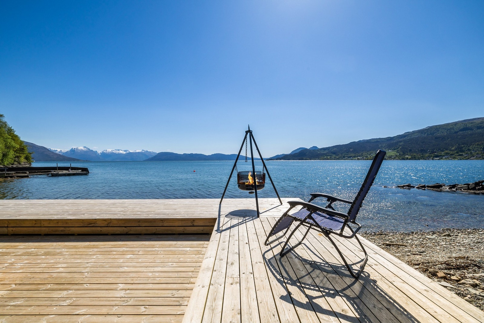 Enebolig og naust med en idyllisk plassering ved sjøen Galleribilde