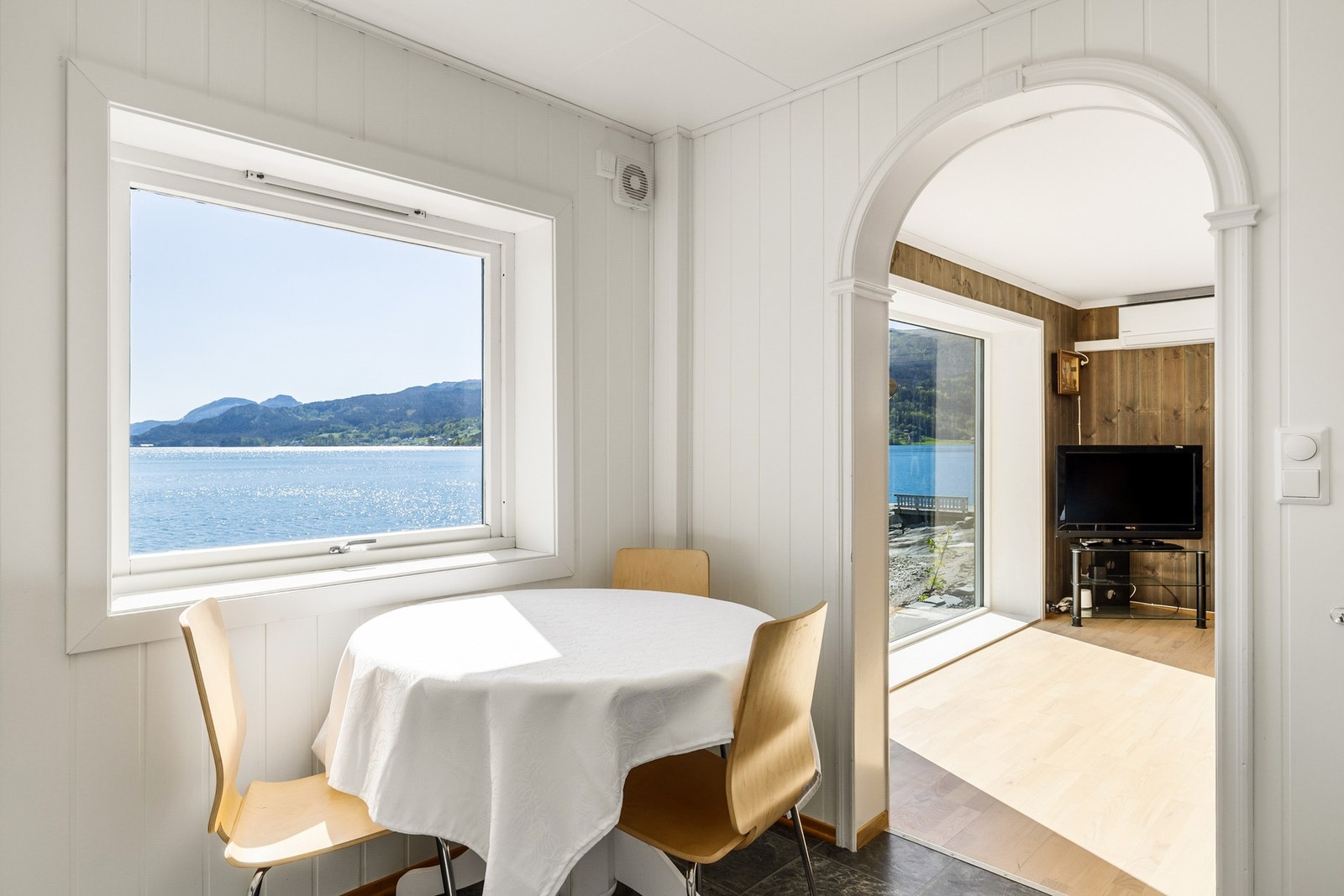 Kjøkken med samme vakre utsikt Galleribilde