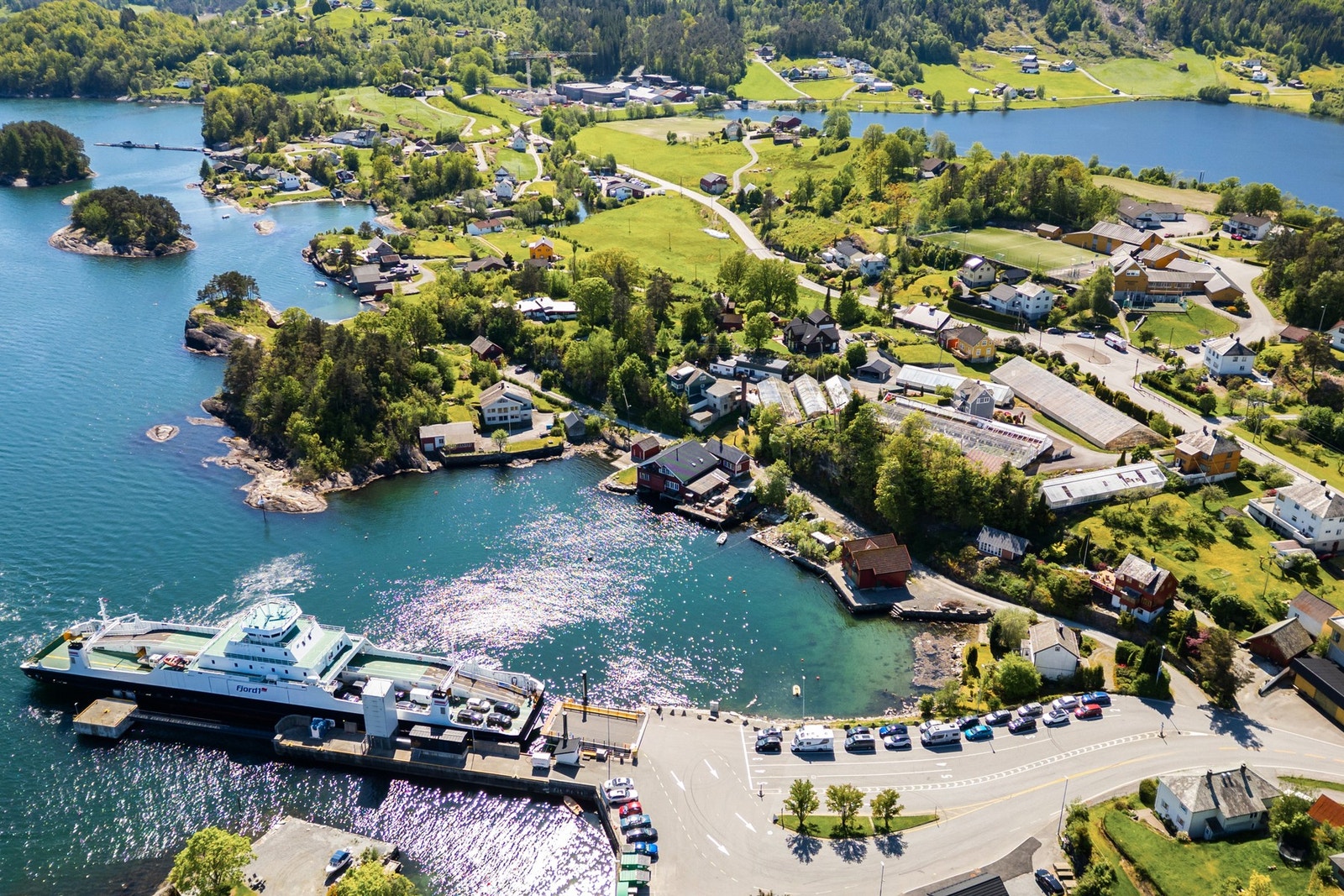 Kort veit til Tørvikbygd hvor man kan ta fergen over til Jondal Galleribilde