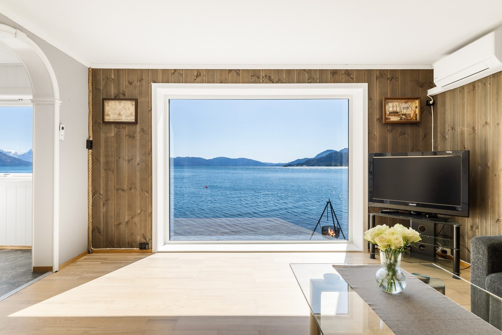 I stuen er det satt inn et stort flott vindu som gir en helt fantastisk romfølelse Galleribilde