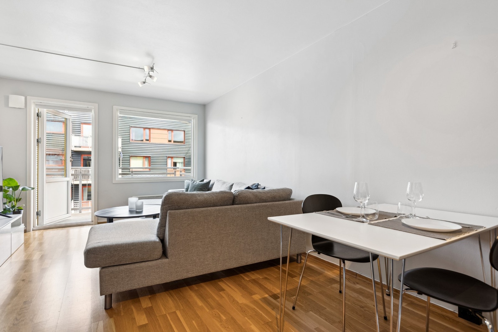 Fra stuen er det utgang til balkong på 4 kvm. Galleribilde