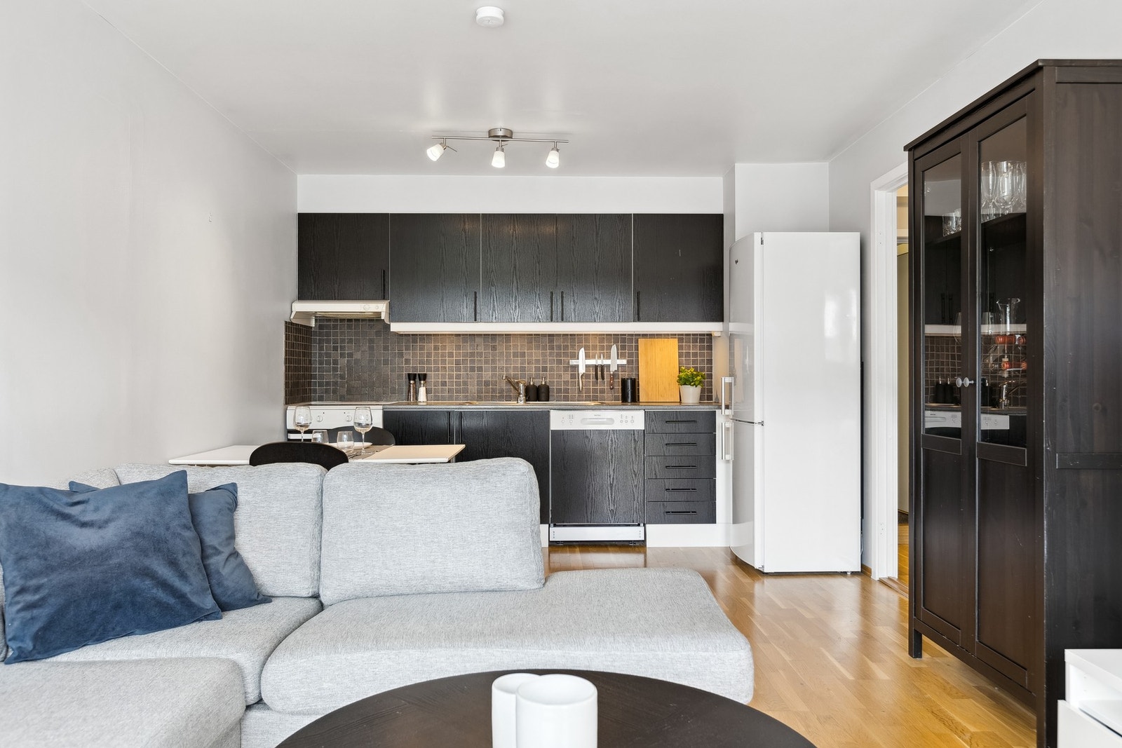 Vegger malt i lyse og nøytrale farger, samt gulvflater belagt med parkett. Galleribilde